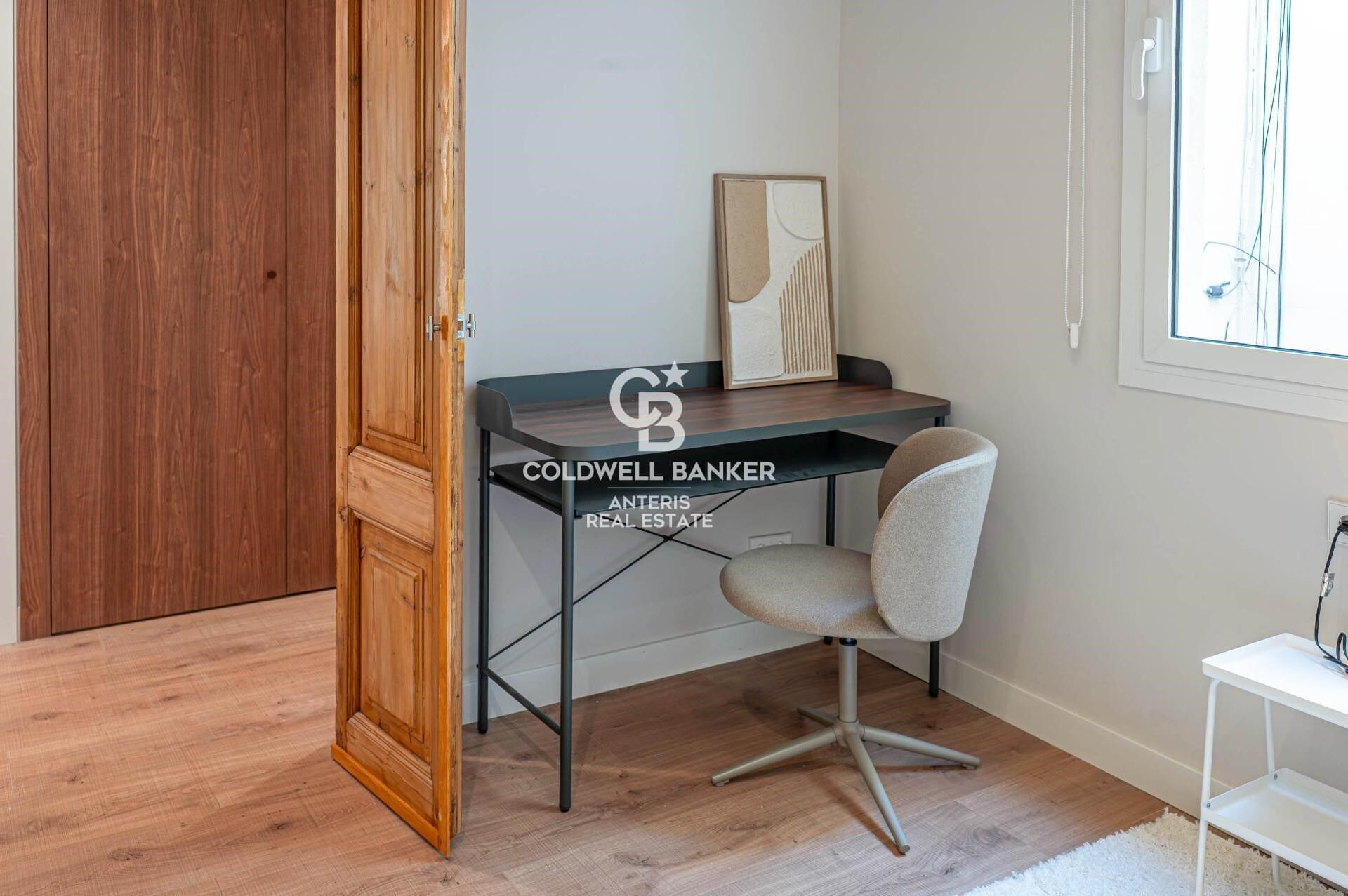 Upper-floor apartment for sale on Balmes Street