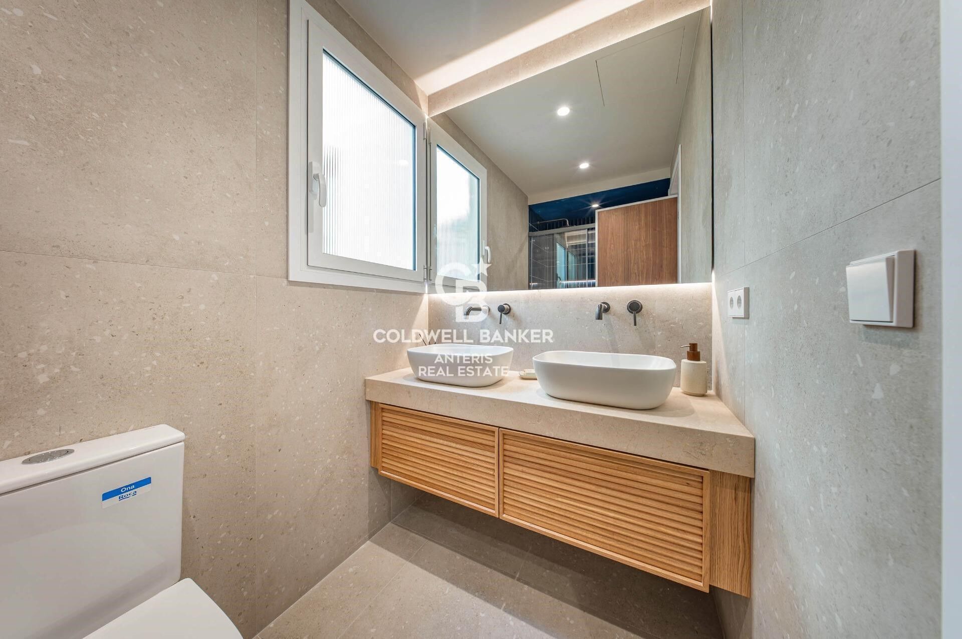 Upper-floor apartment for sale on Balmes Street