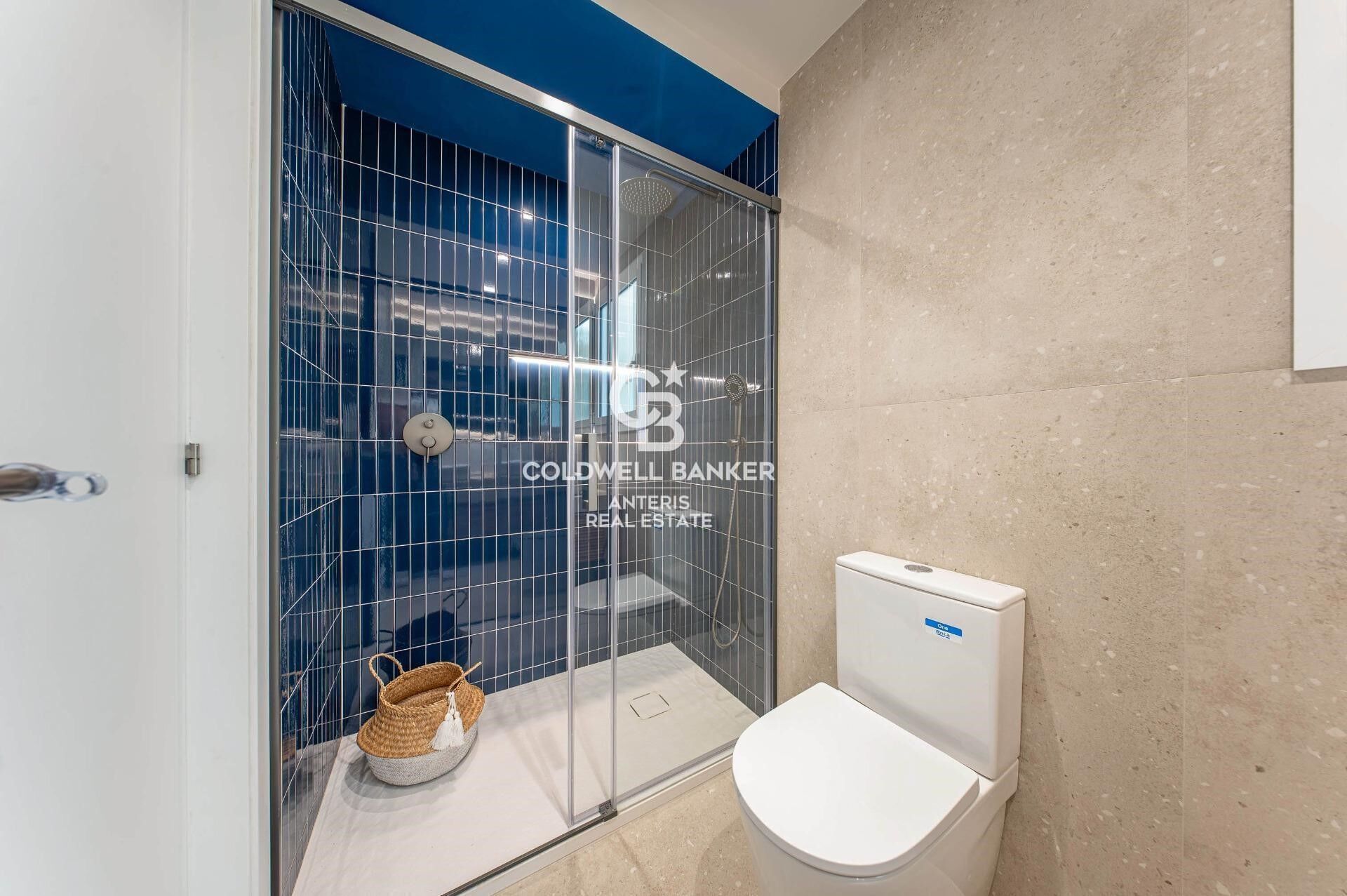 Upper-floor apartment for sale on Balmes Street