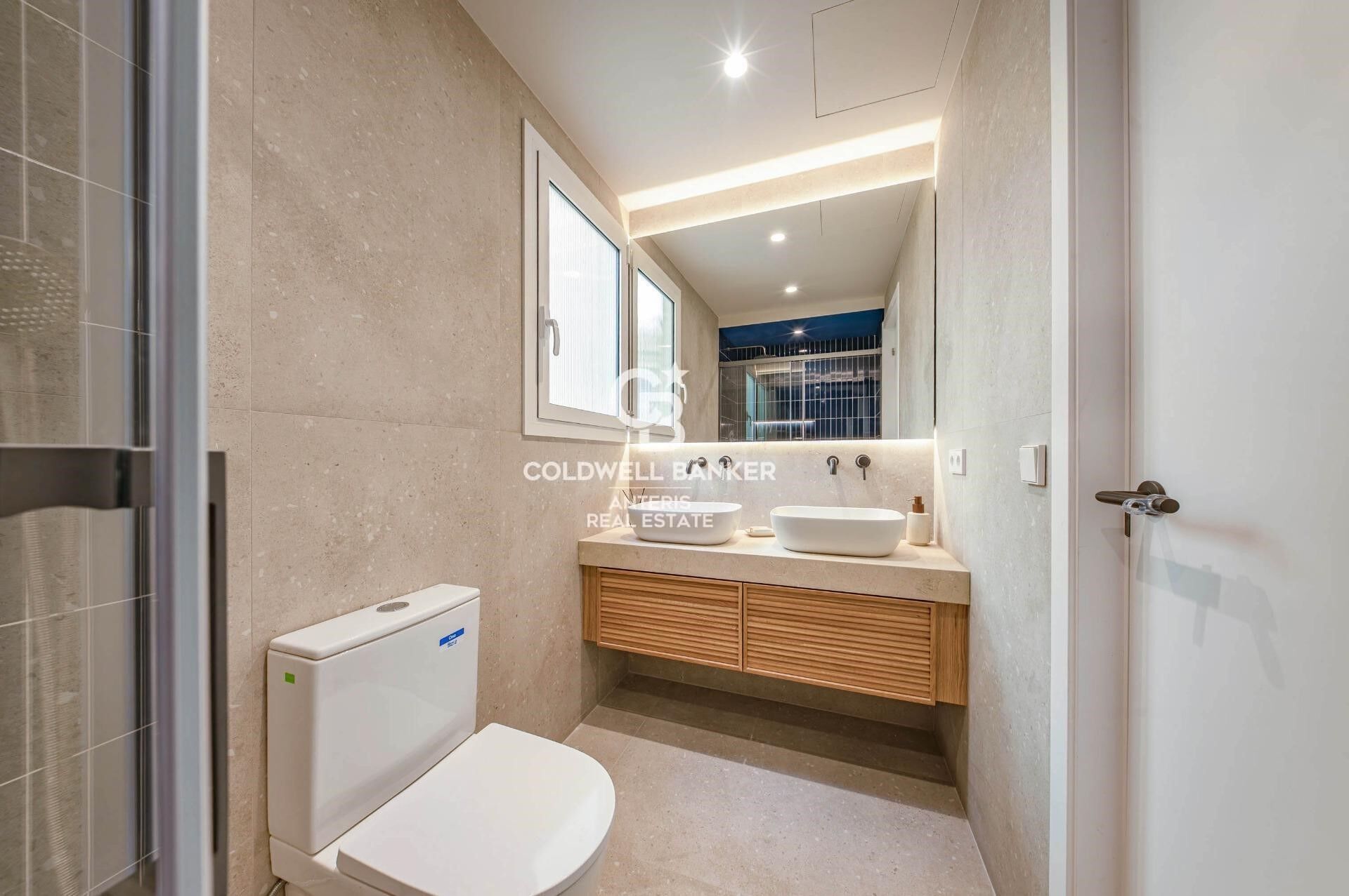 Upper-floor apartment for sale on Balmes Street