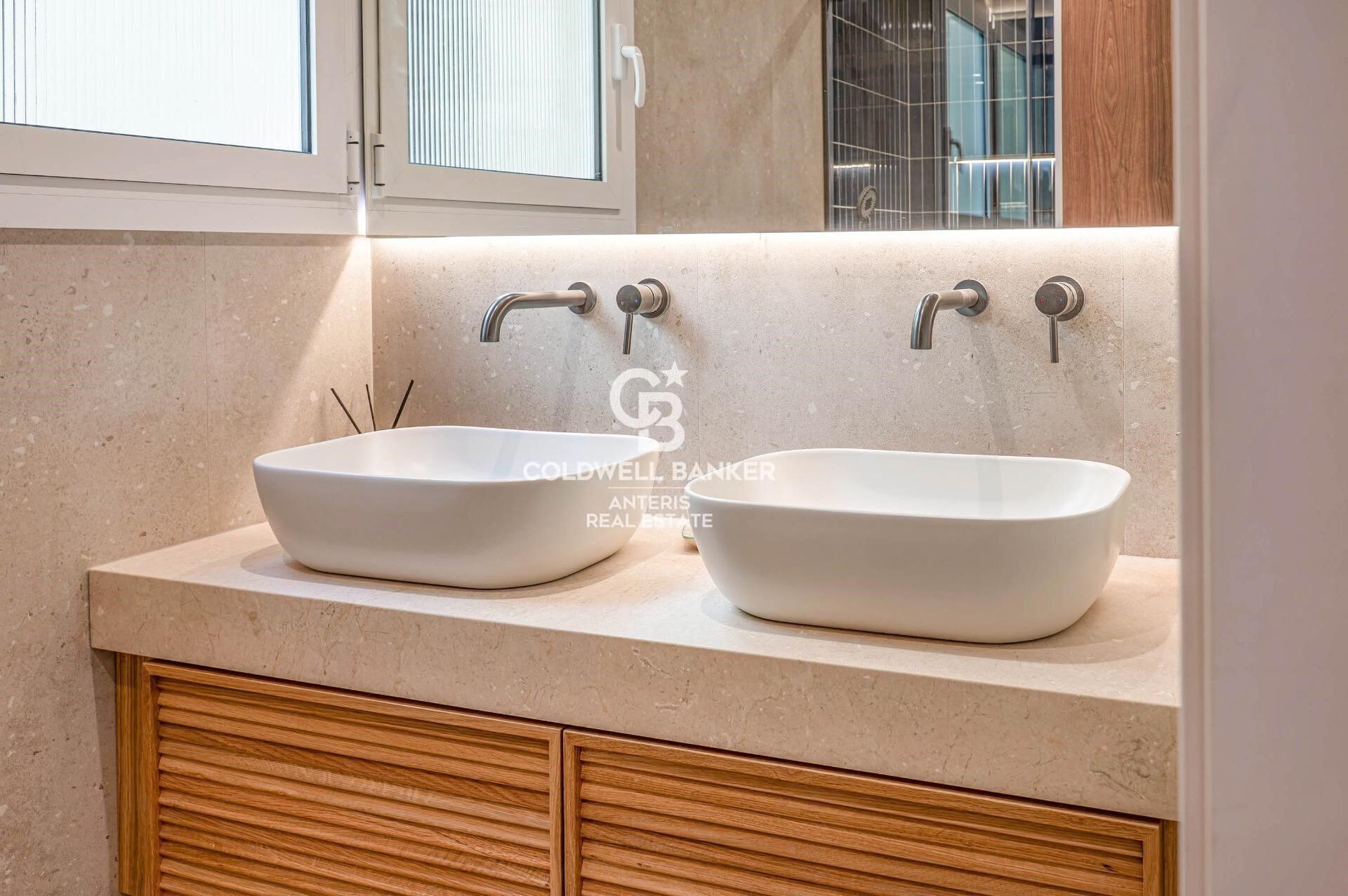 Upper-floor apartment for sale on Balmes Street
