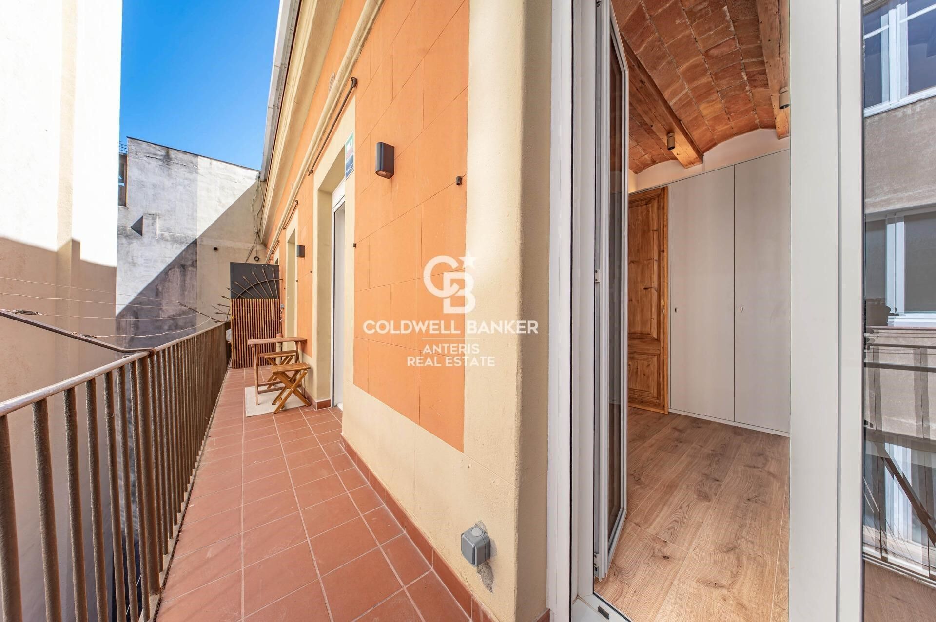 Upper-floor apartment for sale on Balmes Street