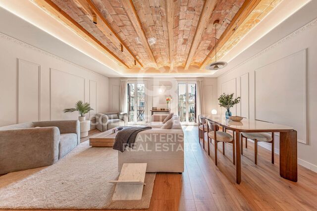 Upper-floor apartment for sale on Balmes Street