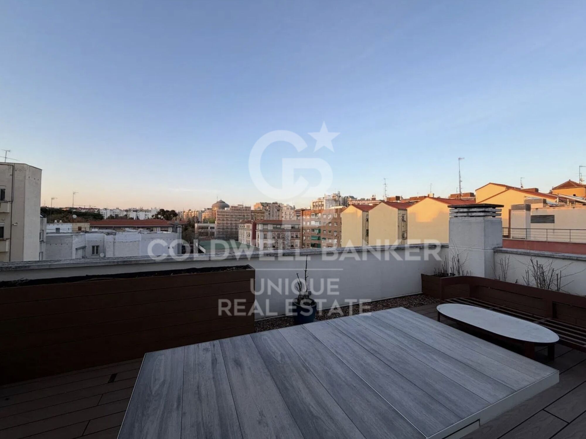 Duplex rénové avec terrasse, parking et débarras à Trafalgar, Madrid