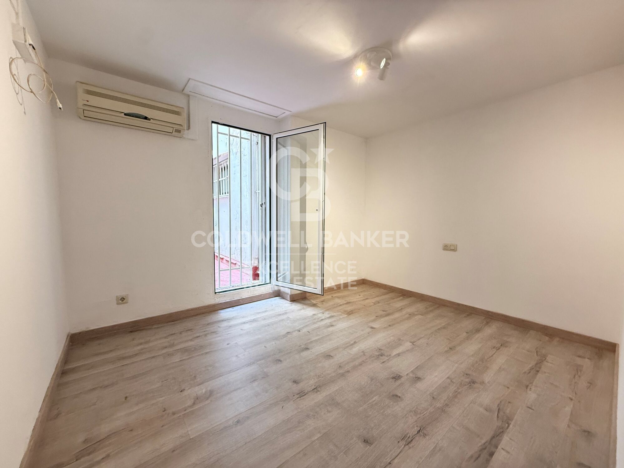 Appartement de 200m2 à côté des facultés et du métro.