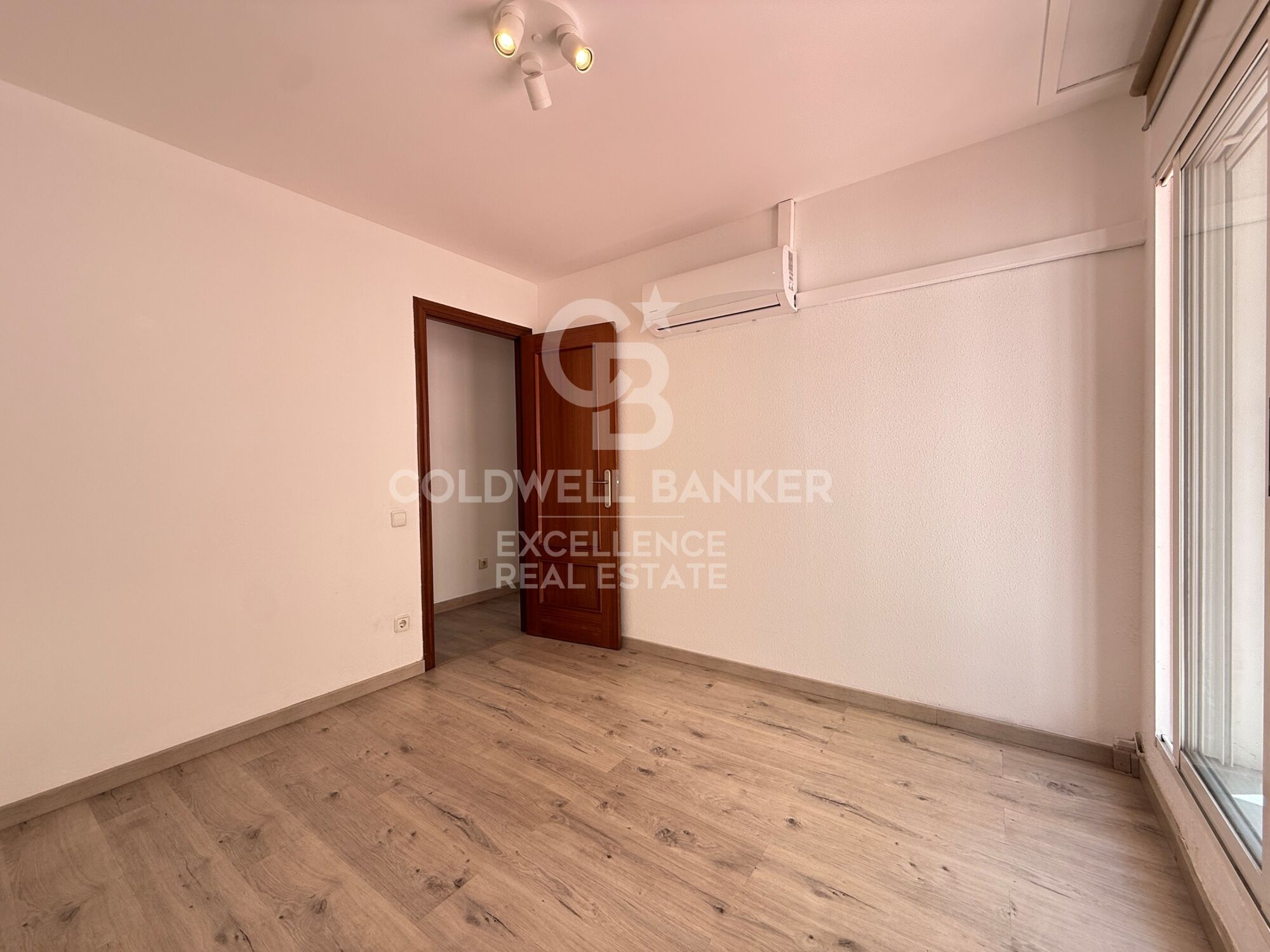 Appartement de 200m2 à côté des facultés et du métro.