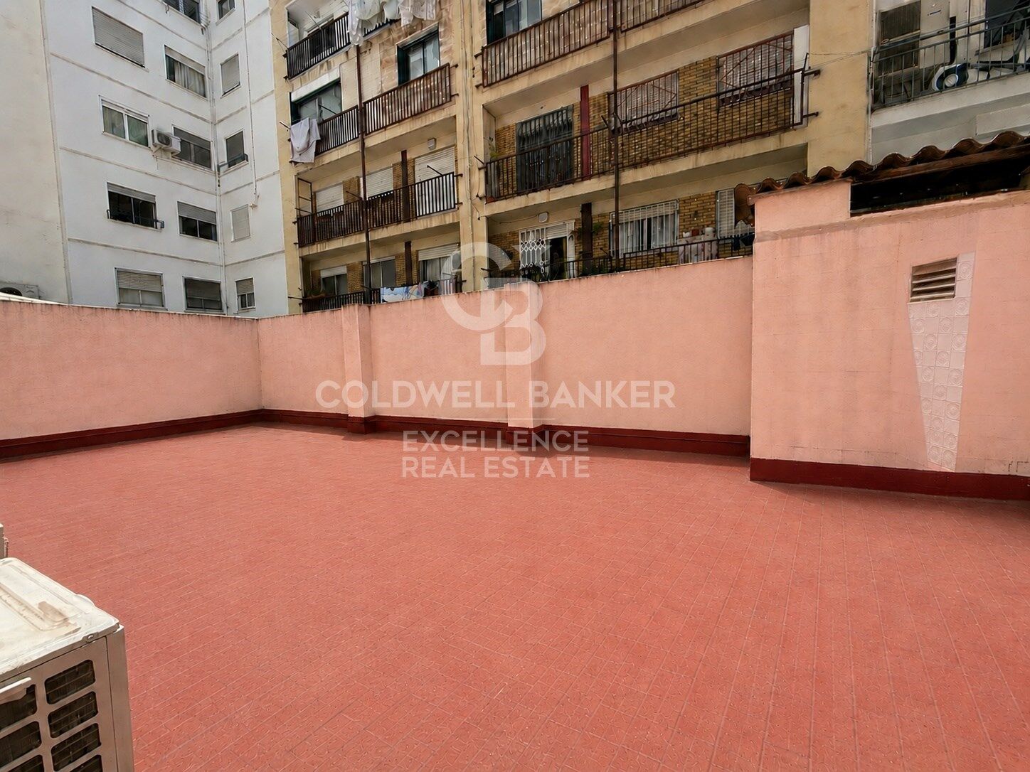Appartement de 200m2 à côté des facultés et du métro.