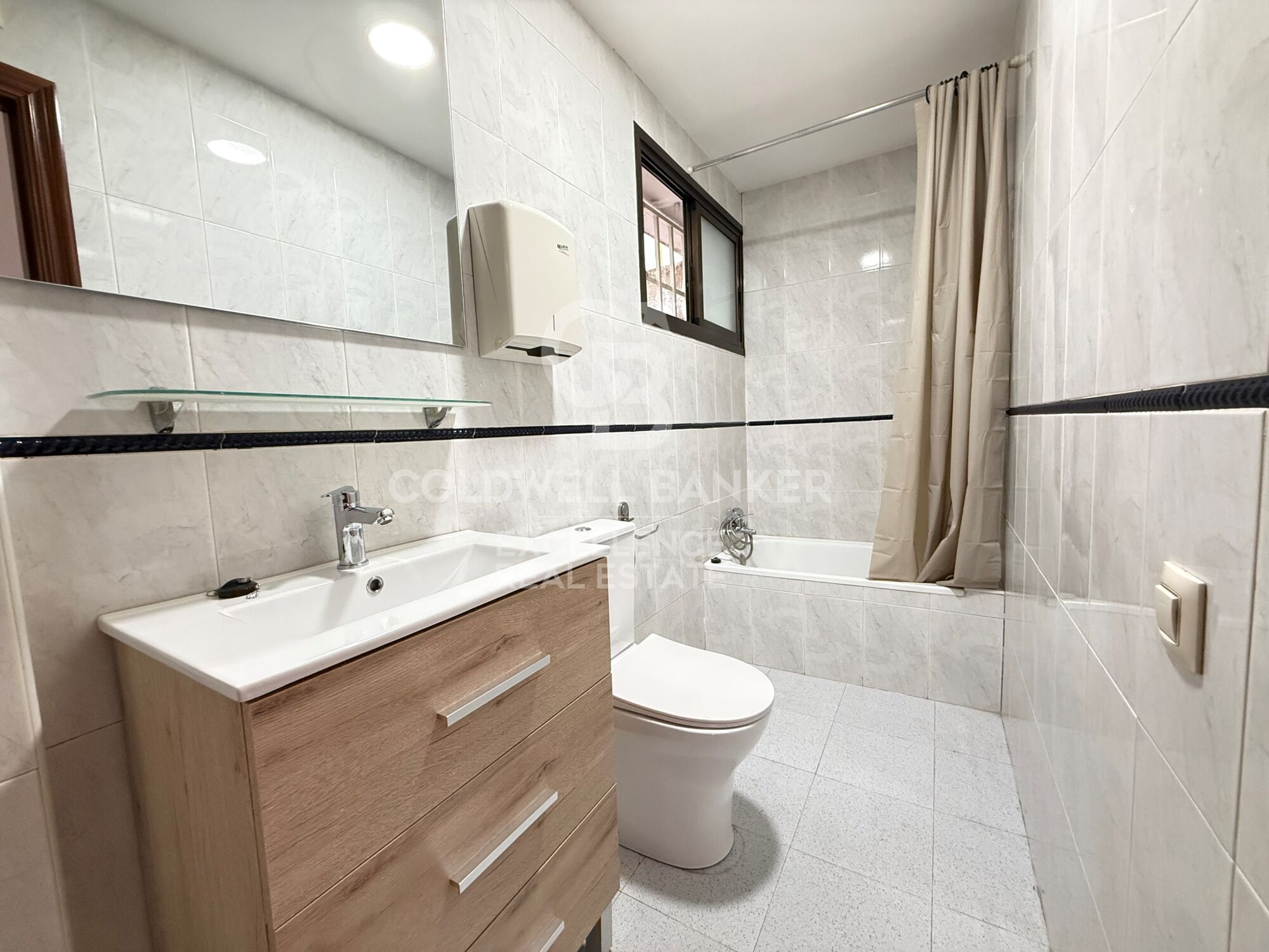 200 m² Wohnung neben Fakultäten und Metro.