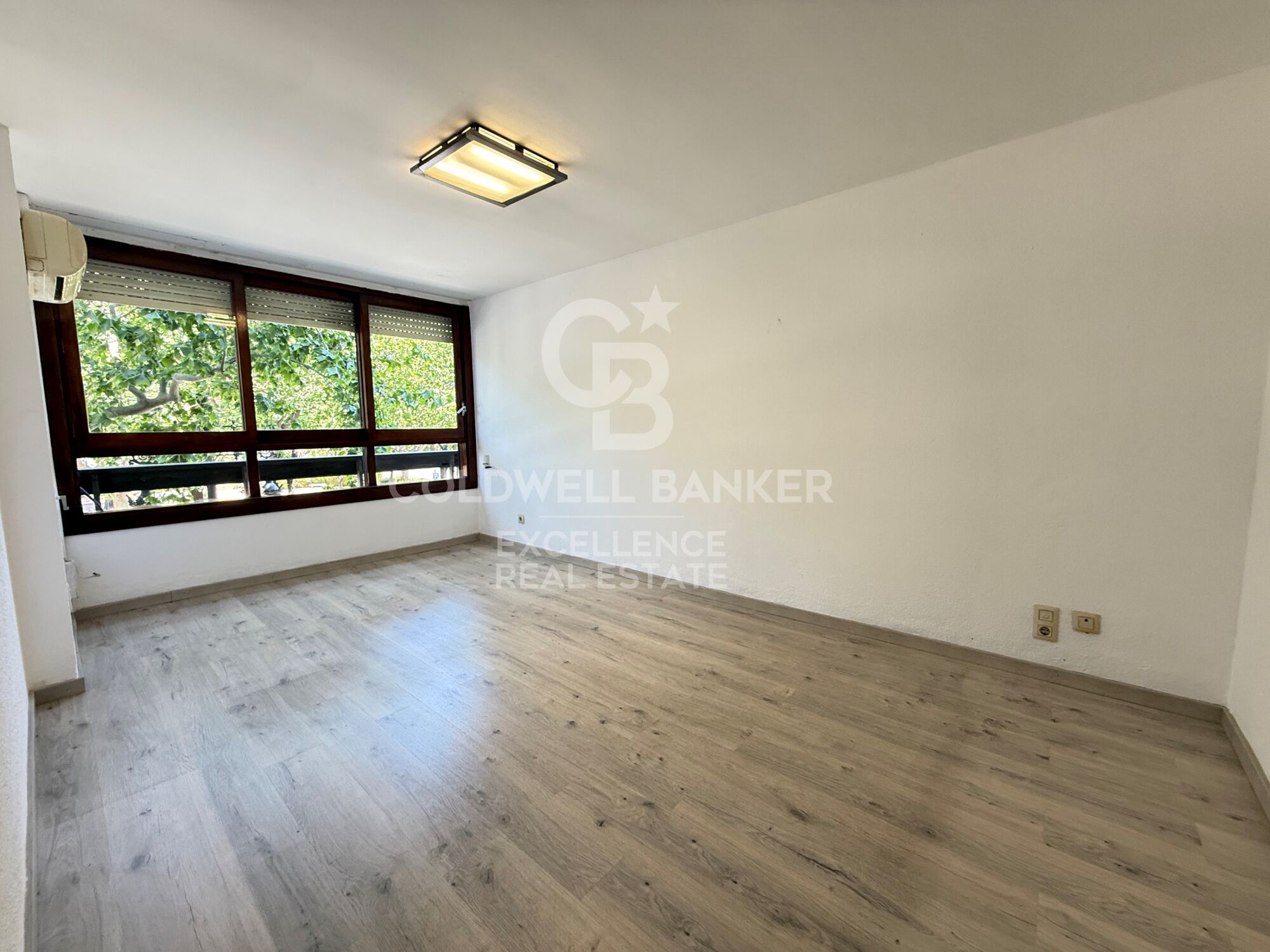 Appartement de 200m2 à côté des facultés et du métro.