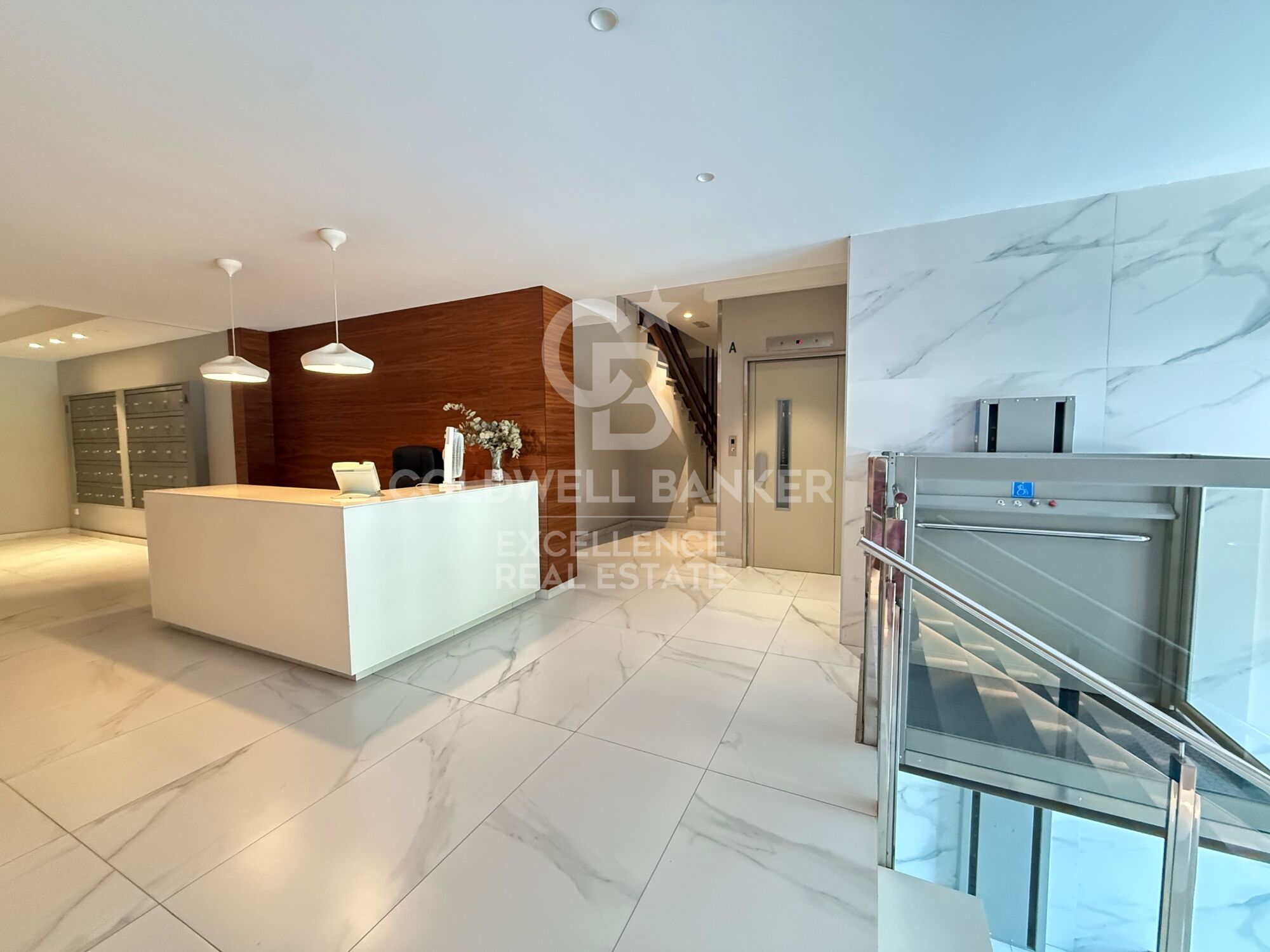 Appartement de 200m2 à côté des facultés et du métro.