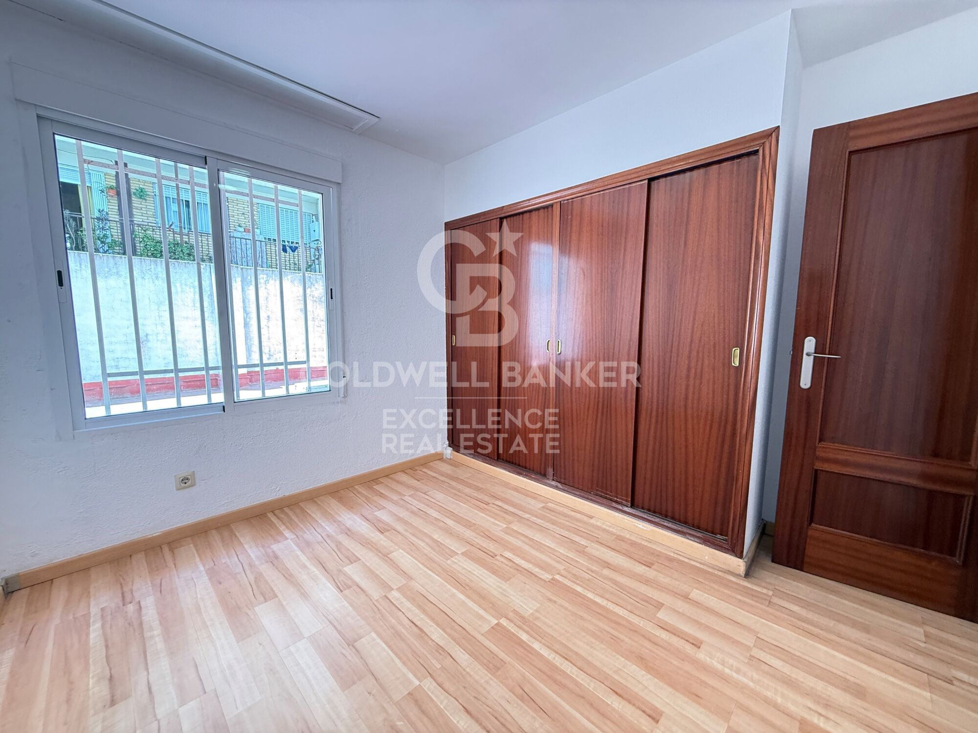200m2 flat next to Faculties and metro.