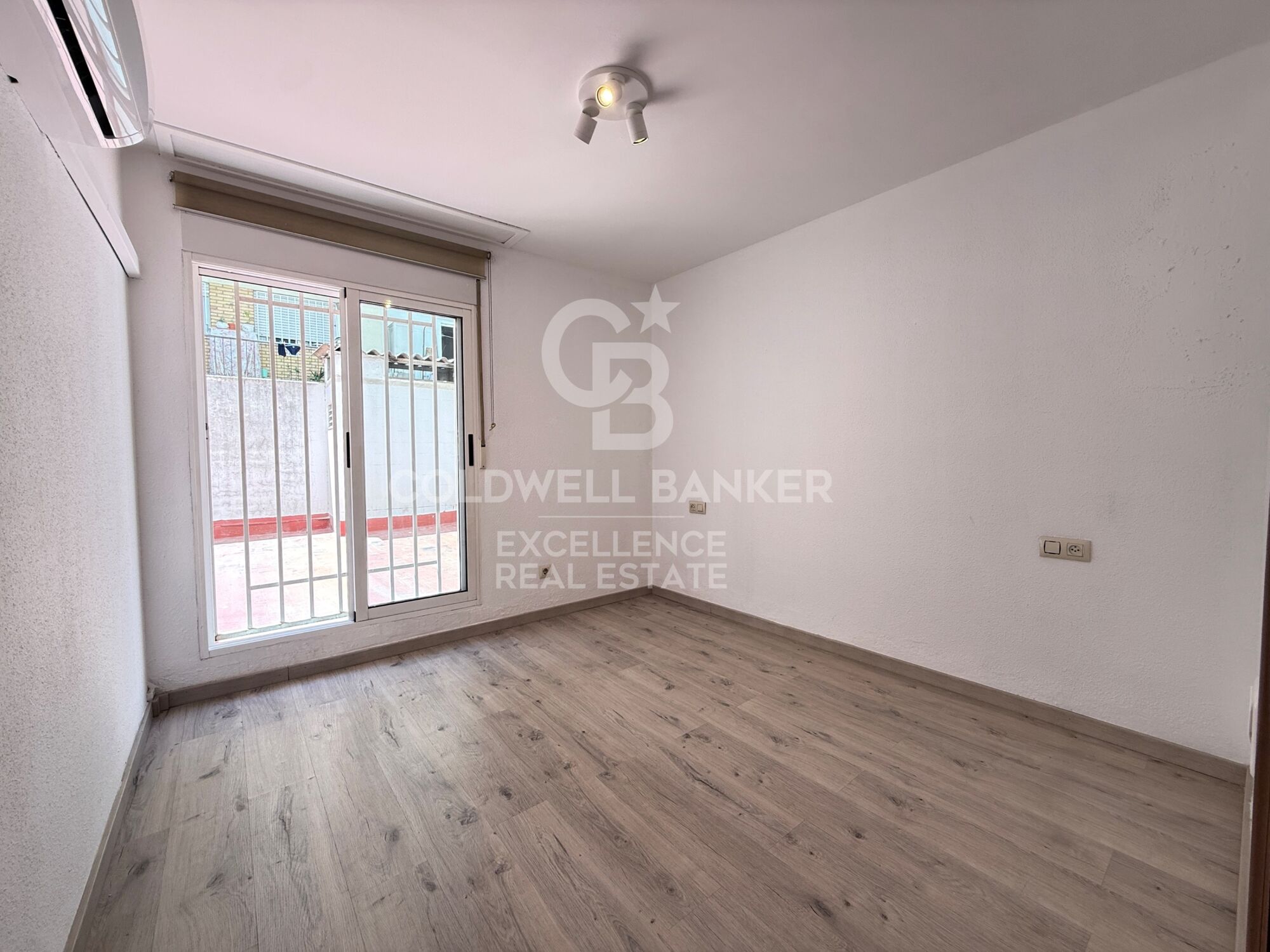 200 m² Wohnung neben Fakultäten und Metro.
