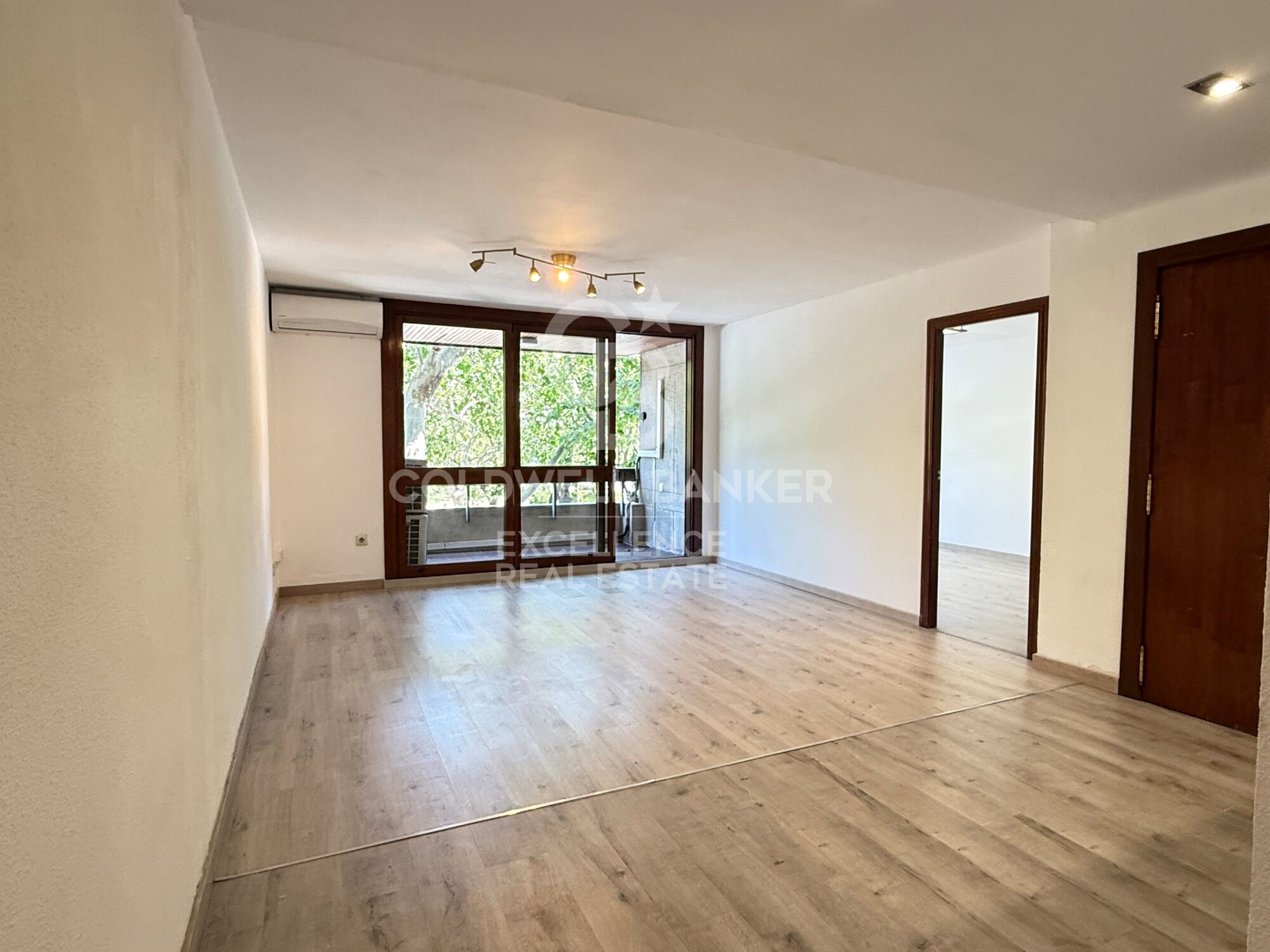 200 m² große Wohnung nahe Universitäten und Metro an der Avenida Blasco Ibáñez