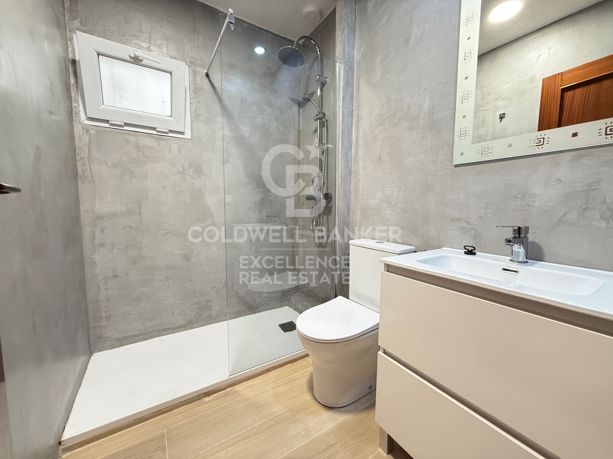 200 m² große Wohnung nahe Universitäten und Metro an der Avenida Blasco Ibáñez