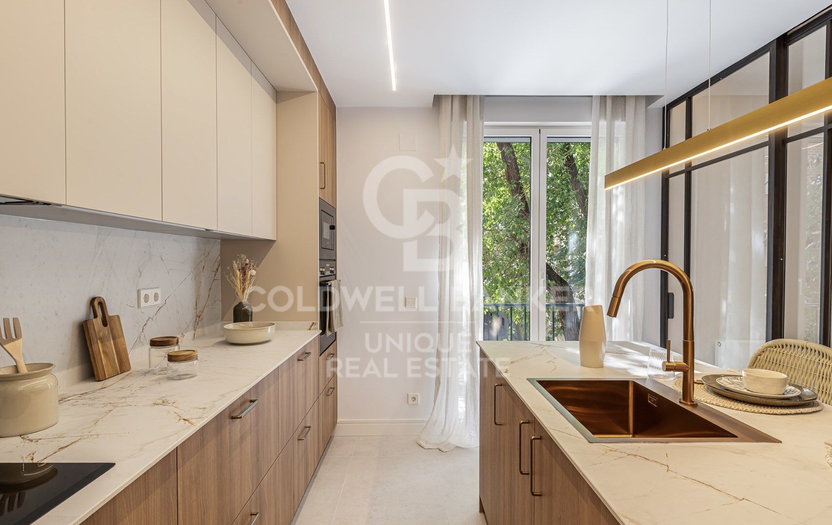 Renovierte Außenwohnung mit vier Schlafzimmern im Cuatro Caminos, Madrid