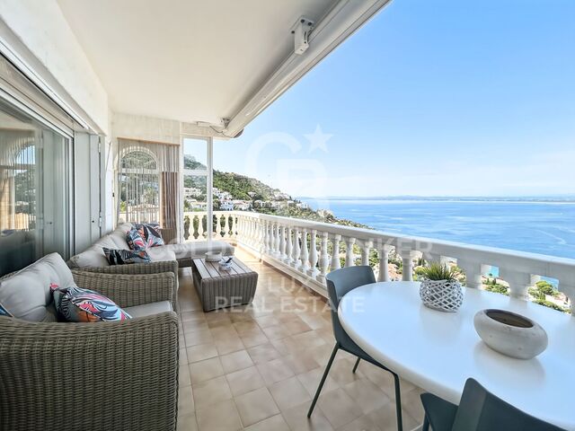 Apartment with sea views, terrace and private garage