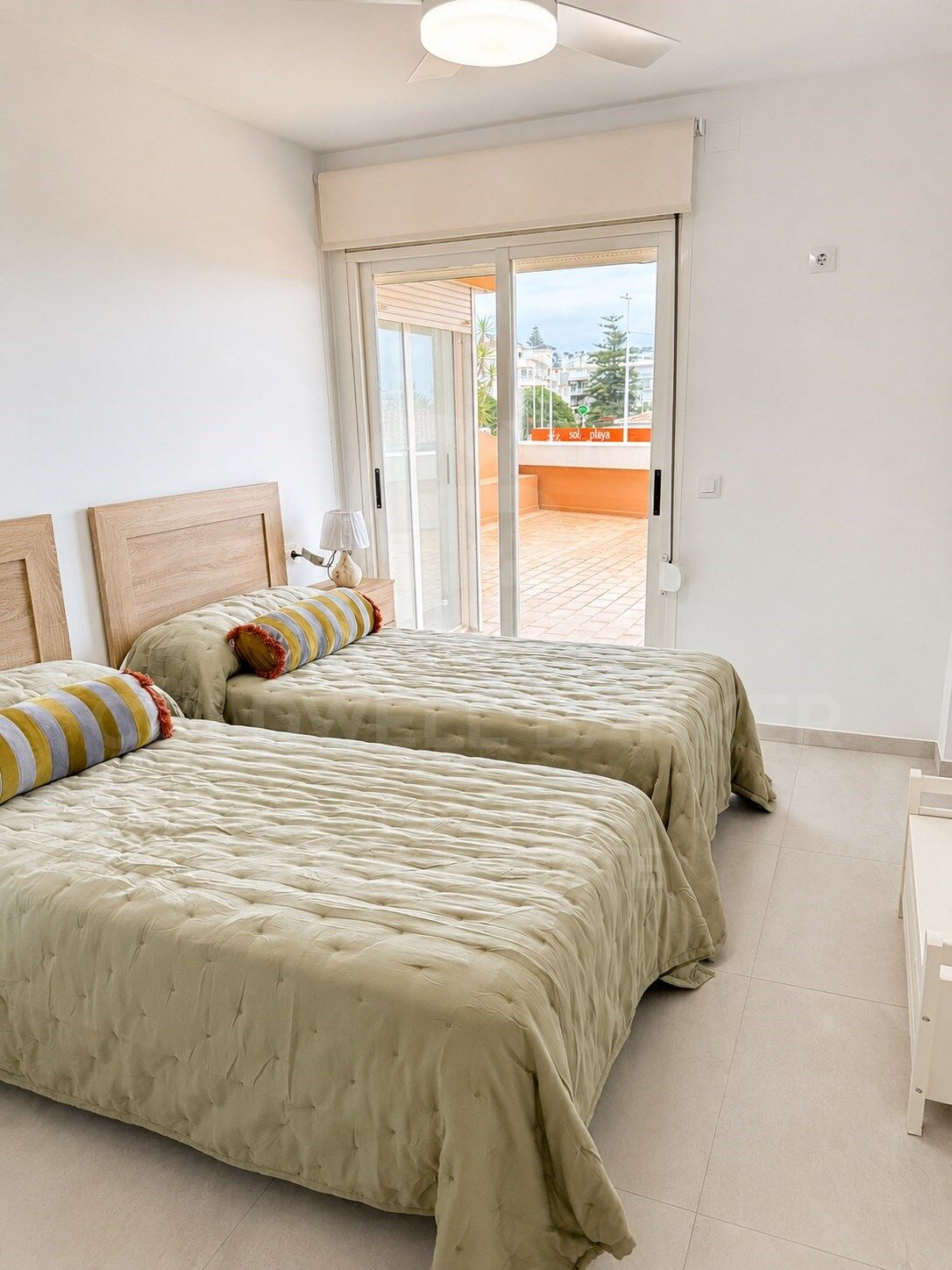 Exclusivo Apartamento en Alquiler Anual en Primera Línea del Arenal, Jávea