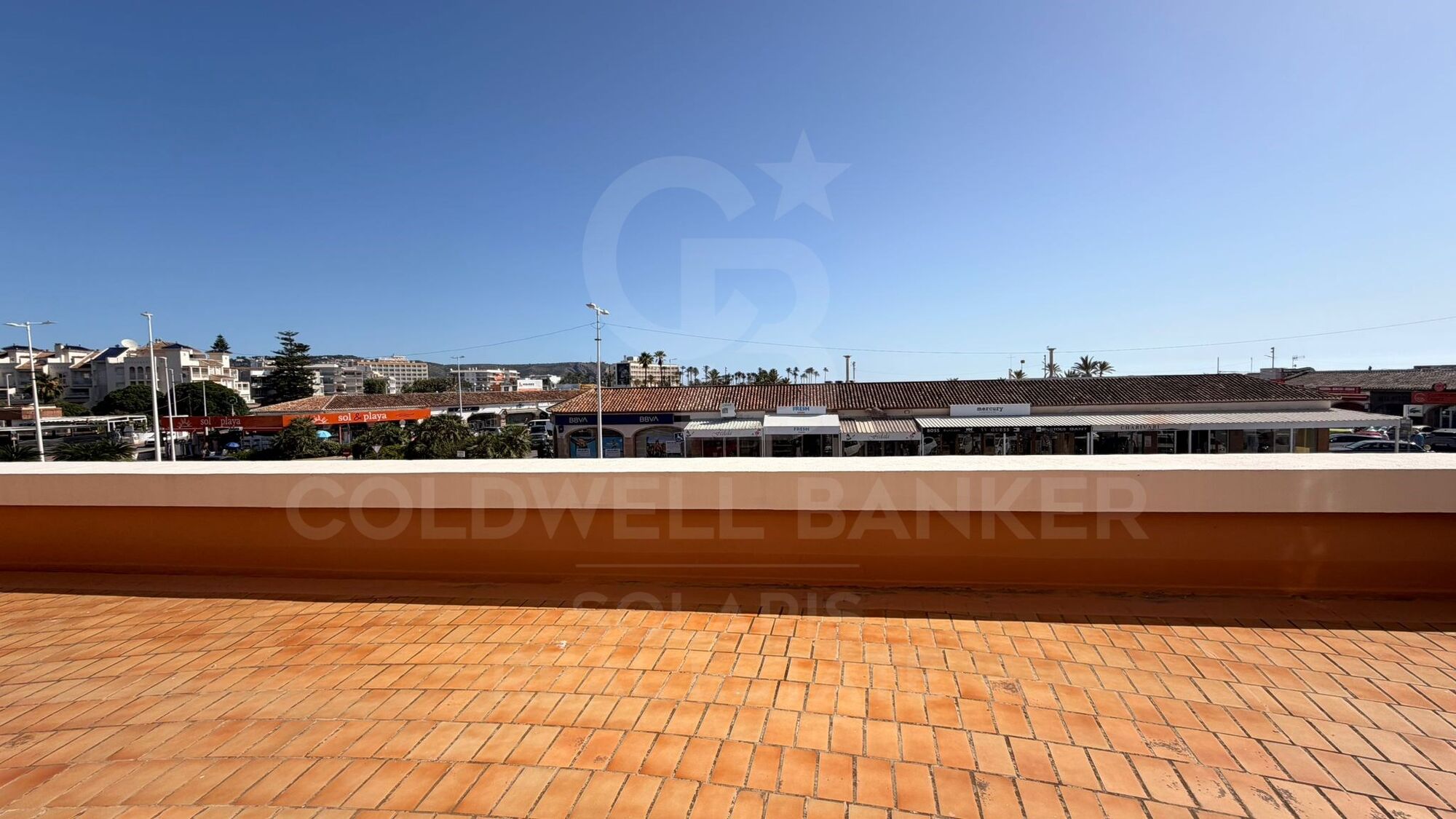 Exclusivo Apartamento en Alquiler Anual en Primera Línea del Arenal, Jávea