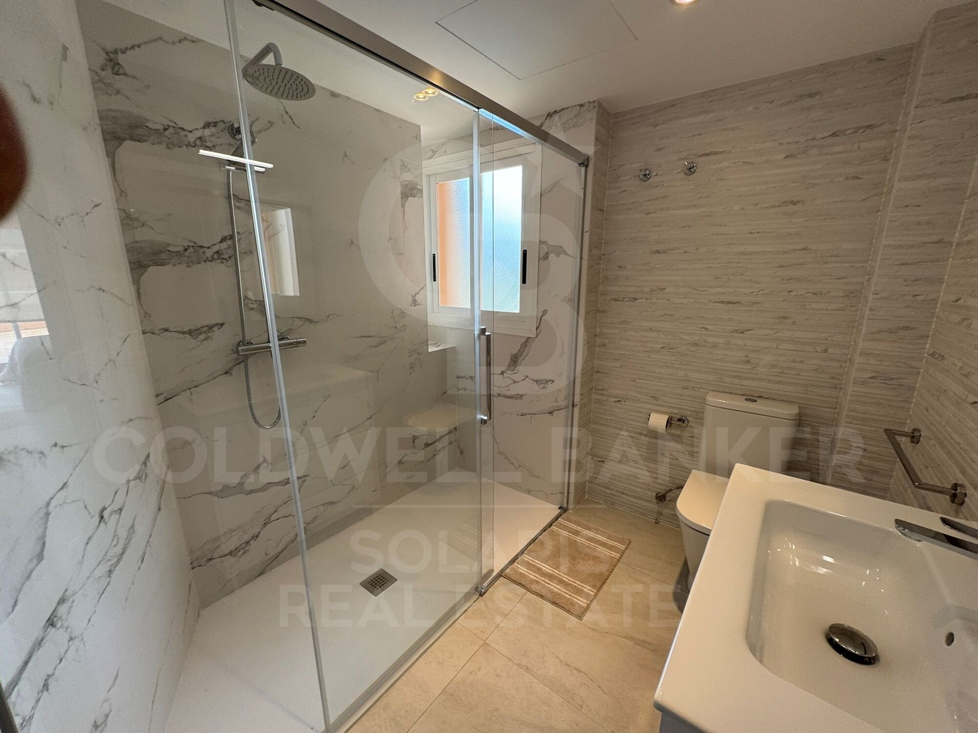 Exclusivo Apartamento en Alquiler Anual en Primera Línea del Arenal, Jávea