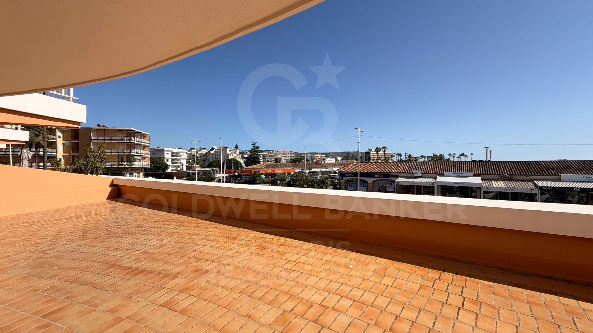 Exclusivo Apartamento en Alquiler Anual en Primera Línea del Arenal, Jávea
