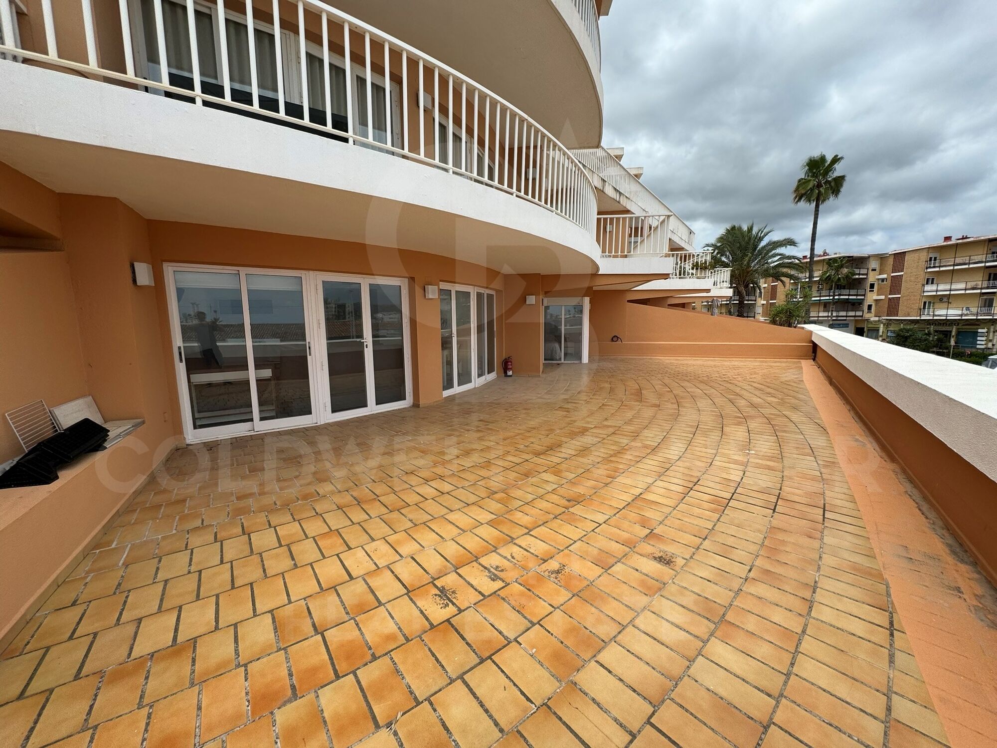 Exclusivo Apartamento en Alquiler Anual en Primera Línea del Arenal, Jávea