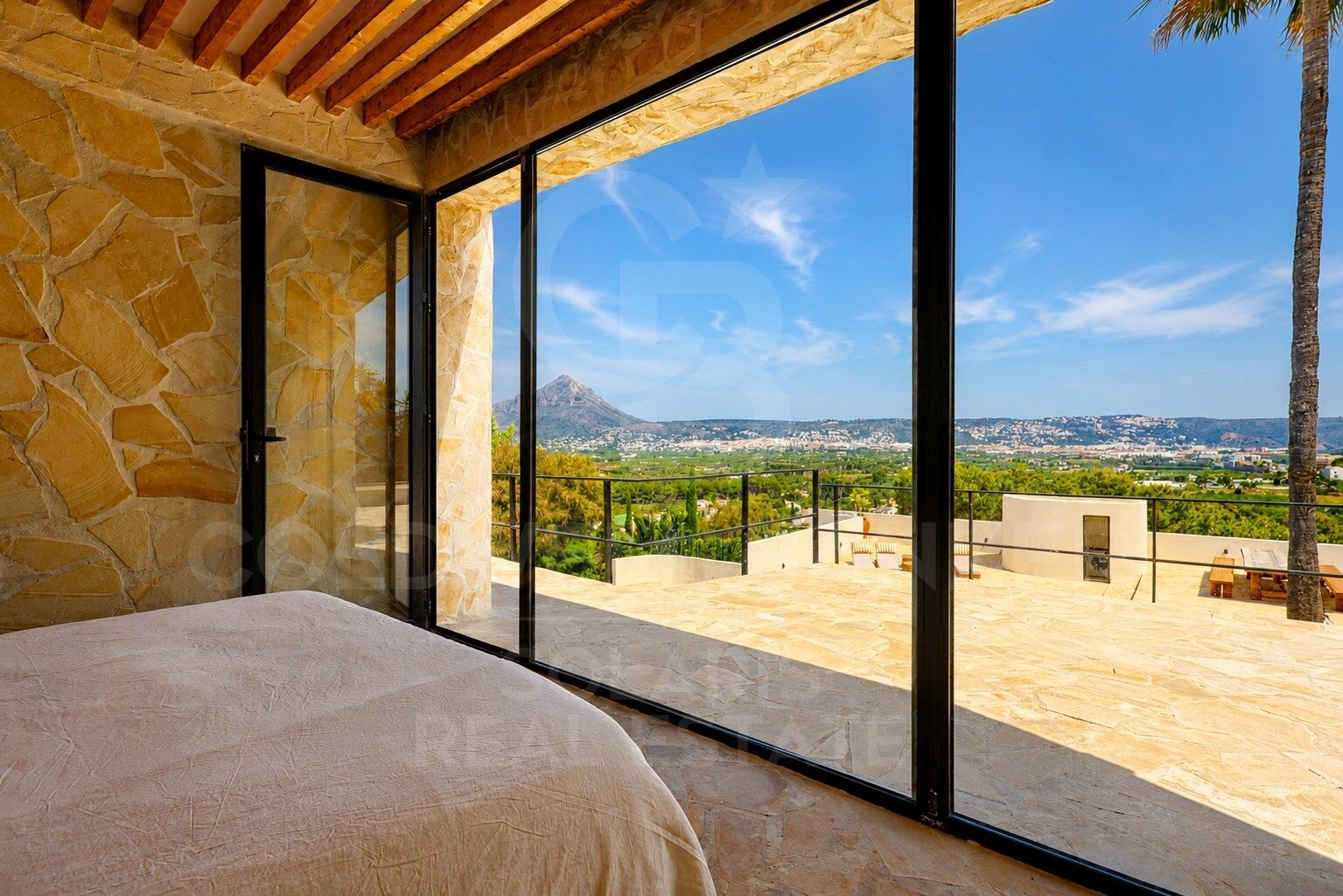 Exclusiva Villa con Vistas Panorámicas al Mar en una de las Mejores Ubicaciones de Jávea