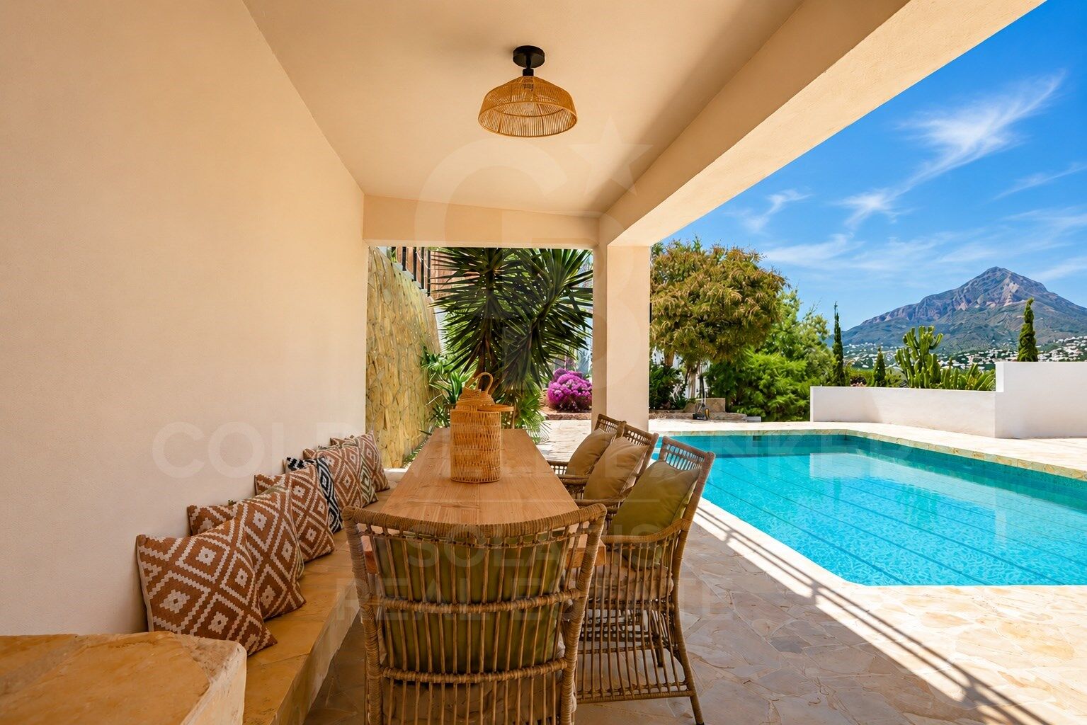 Exclusiva Villa con Vistas Panorámicas al Mar en una de las Mejores Ubicaciones de Jávea