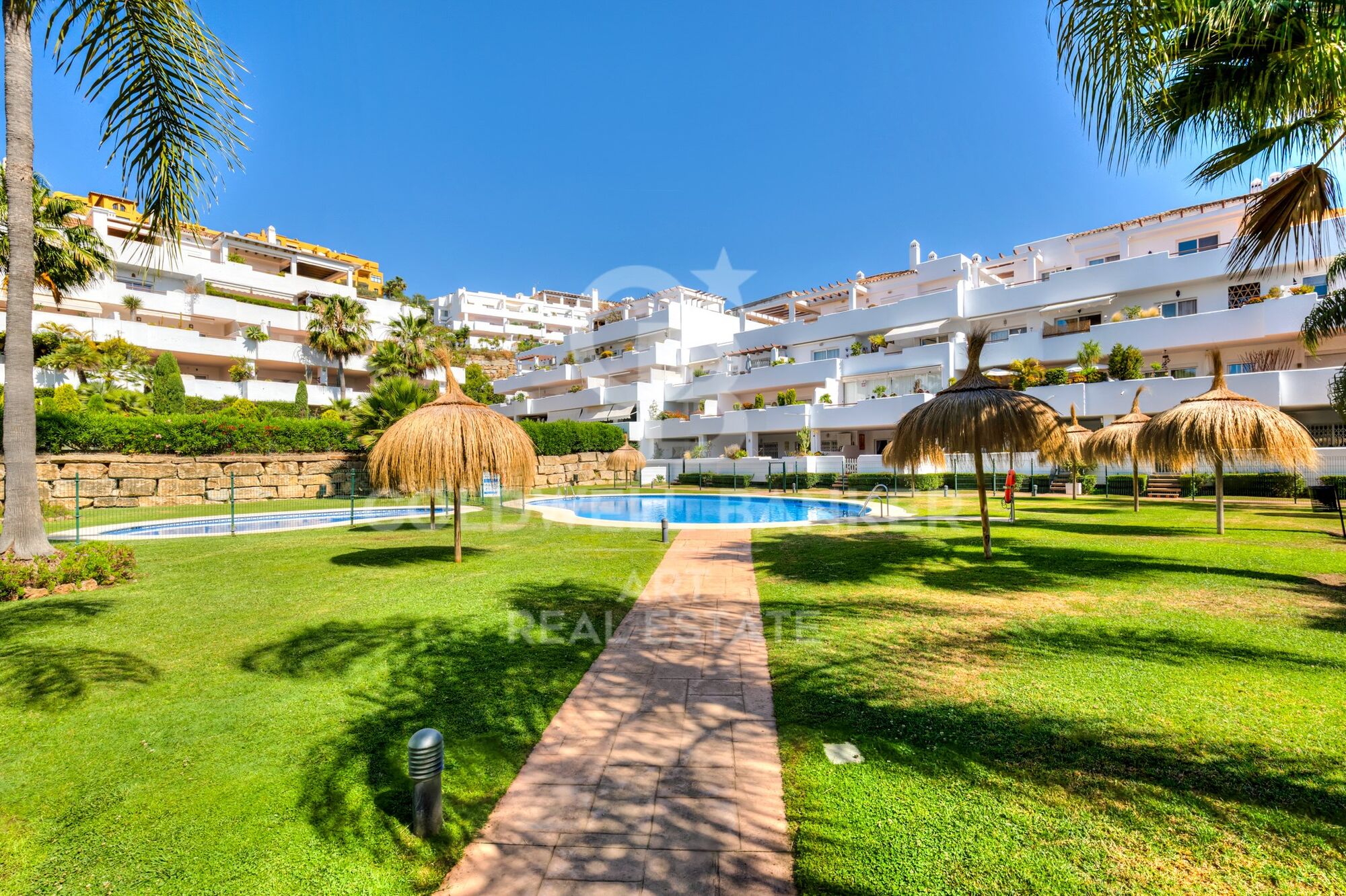 Exclusivo apartamento de 3 dormitorios en urbanización cerrada con piscina en Estepona