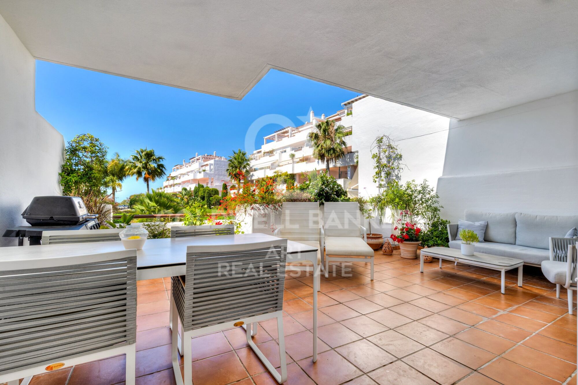 Exclusivo apartamento de 3 dormitorios en urbanización cerrada con piscina en Estepona