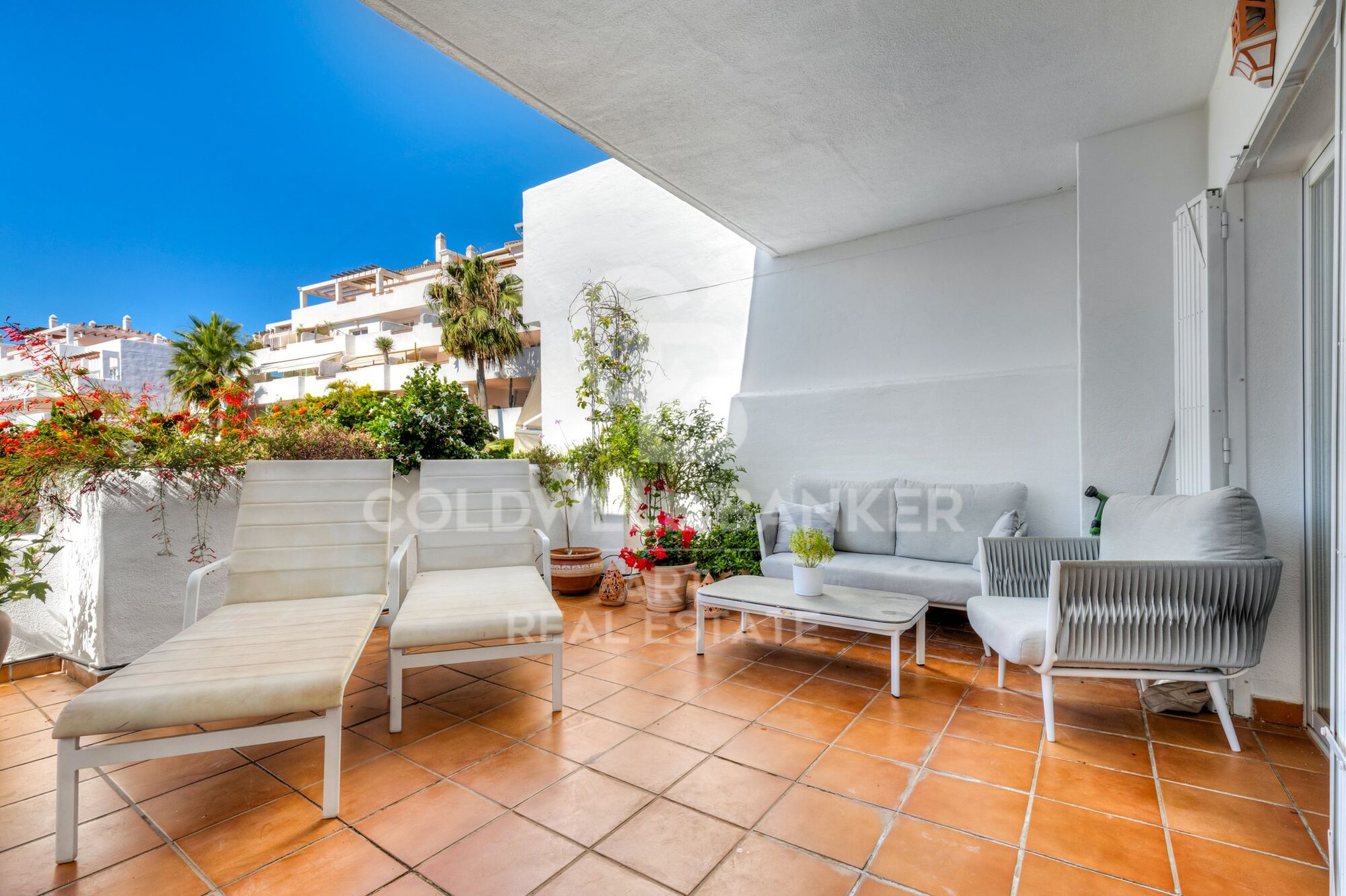 Exclusivo apartamento de 3 dormitorios en urbanización cerrada con piscina en Estepona