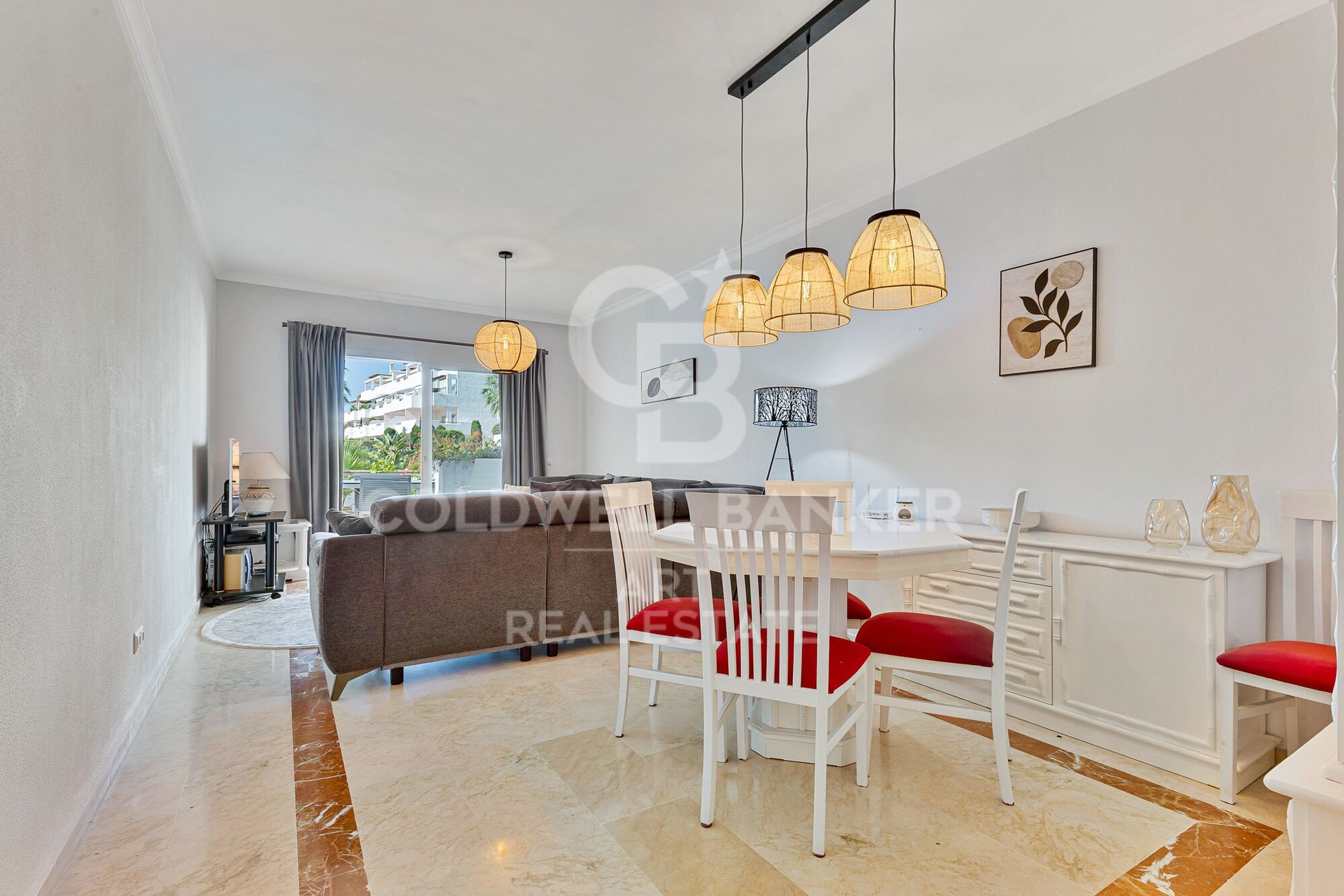Exclusivo apartamento de 3 dormitorios en urbanización cerrada con piscina en Estepona