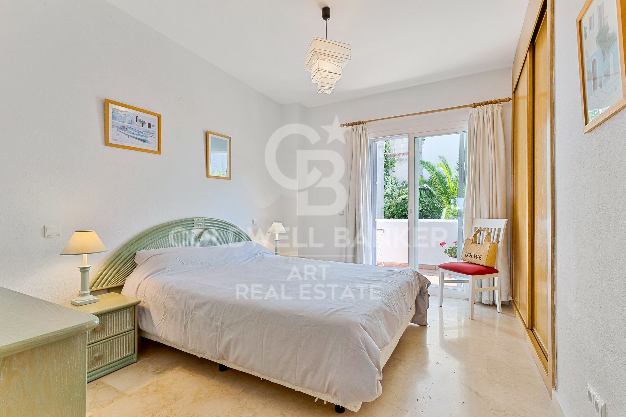 Exclusivo apartamento de 3 dormitorios en urbanización cerrada con piscina en Estepona