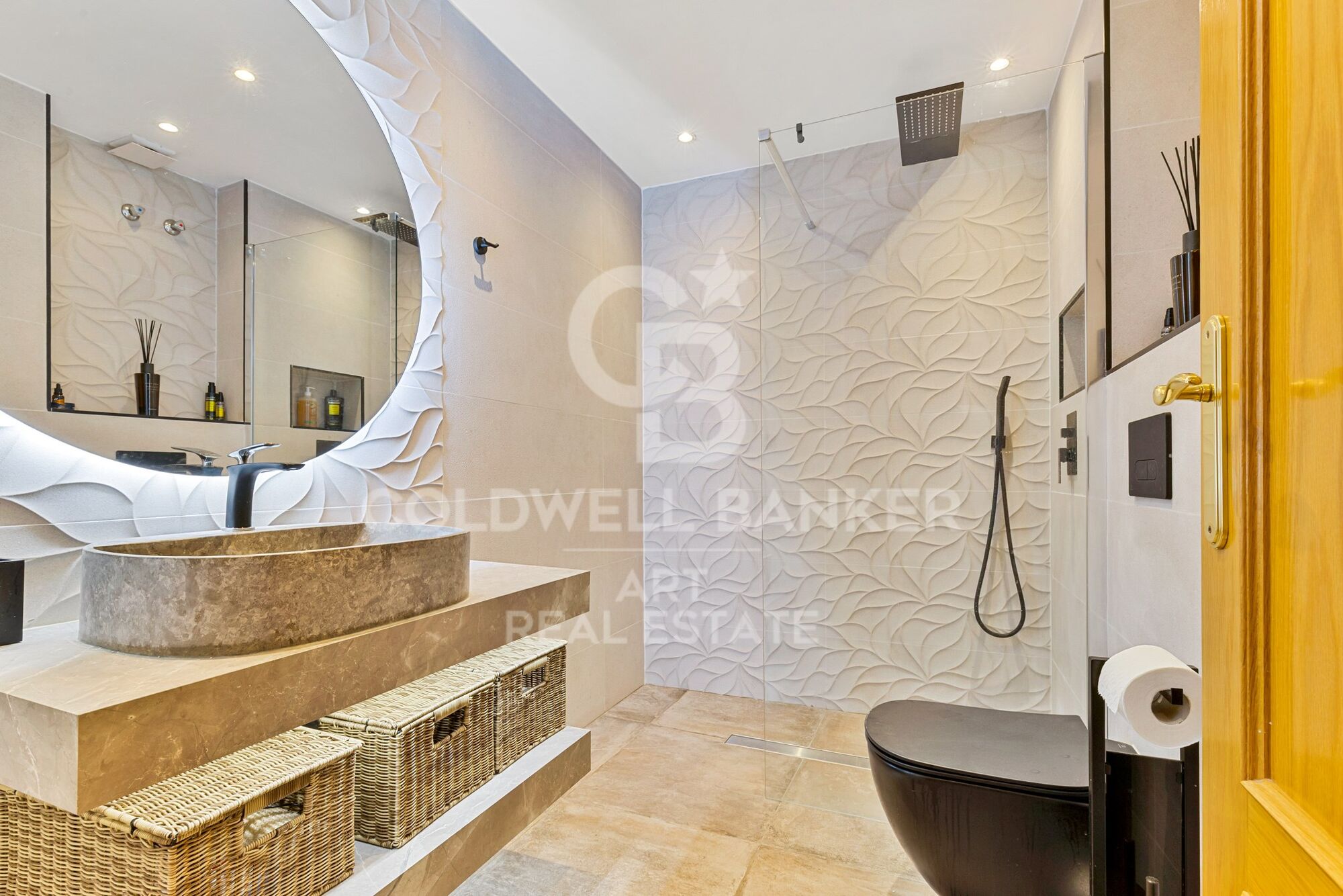 Exclusivo apartamento de 3 dormitorios en urbanización cerrada con piscina en Estepona