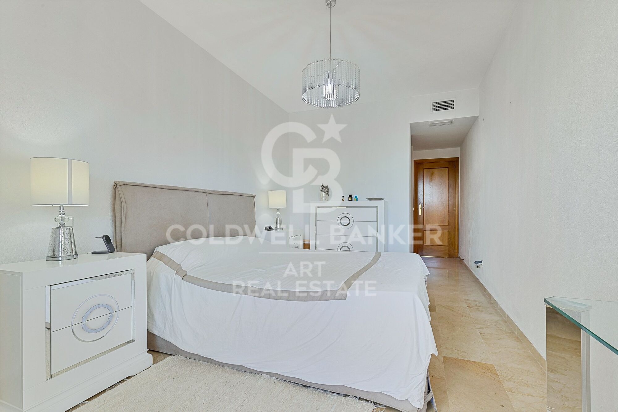 Exclusivo apartamento de 3 dormitorios en urbanización cerrada con piscina en Estepona
