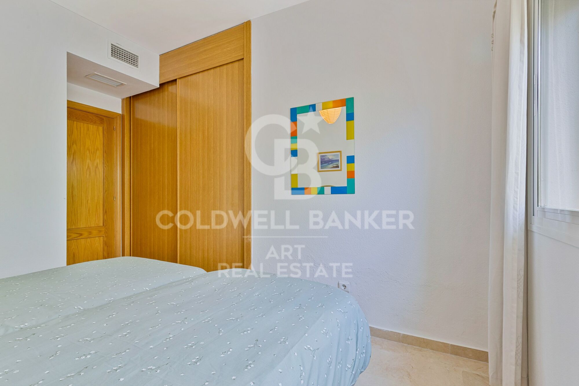 Exclusivo apartamento de 3 dormitorios en urbanización cerrada con piscina en Estepona