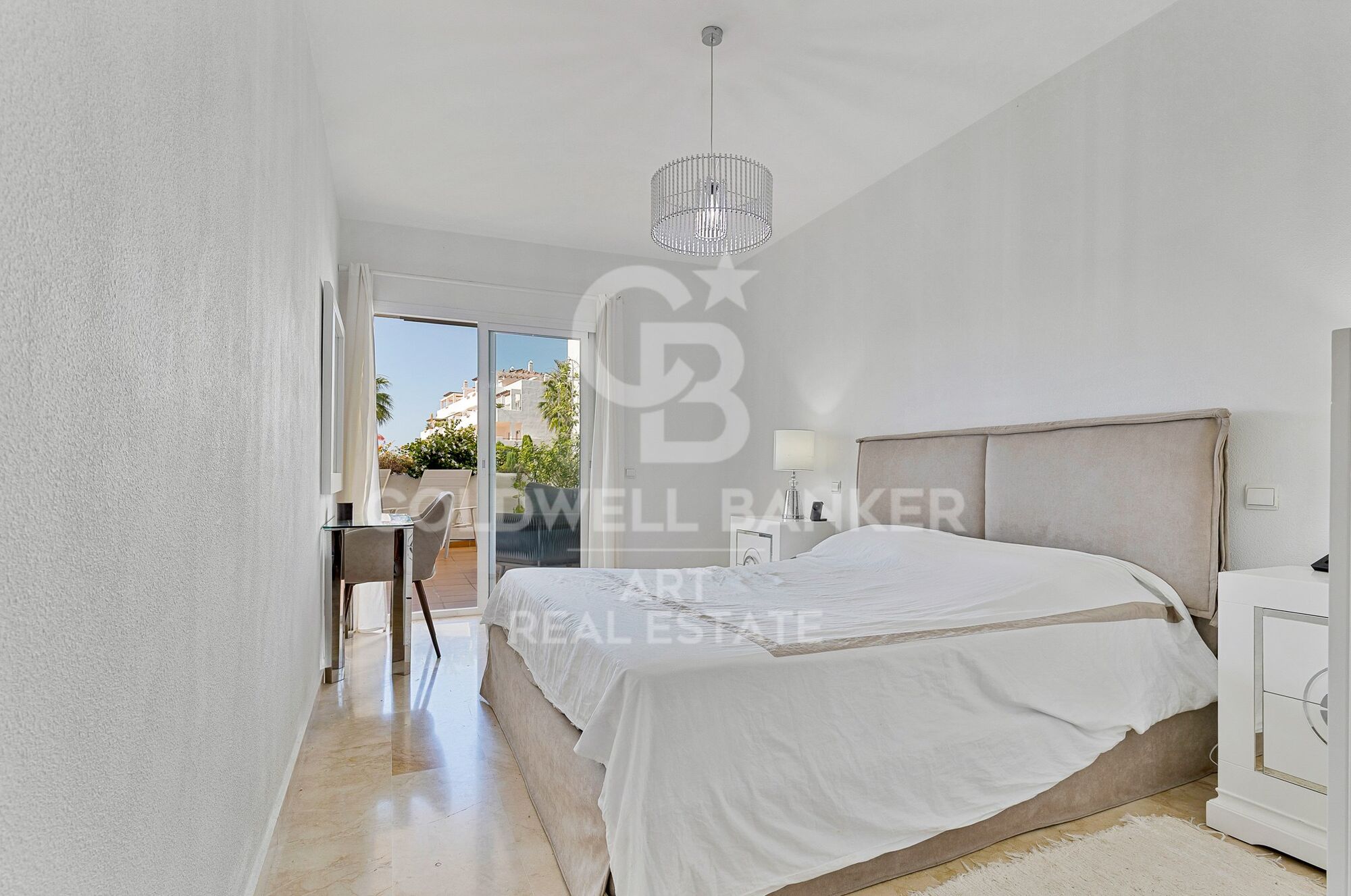 Exclusivo apartamento de 3 dormitorios en urbanización cerrada con piscina en Estepona