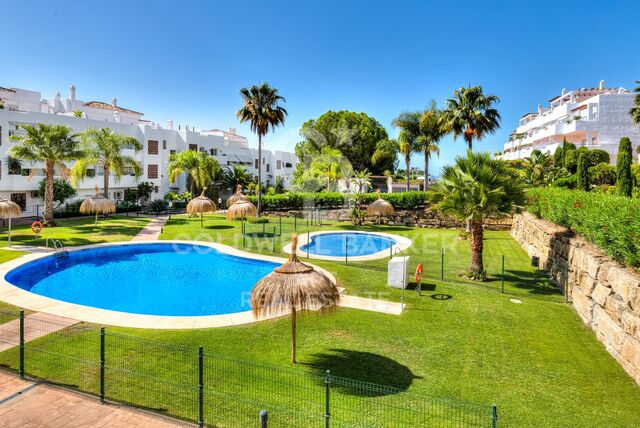 Exclusivo apartamento de 3 dormitorios en urbanización cerrada con piscina en Estepona