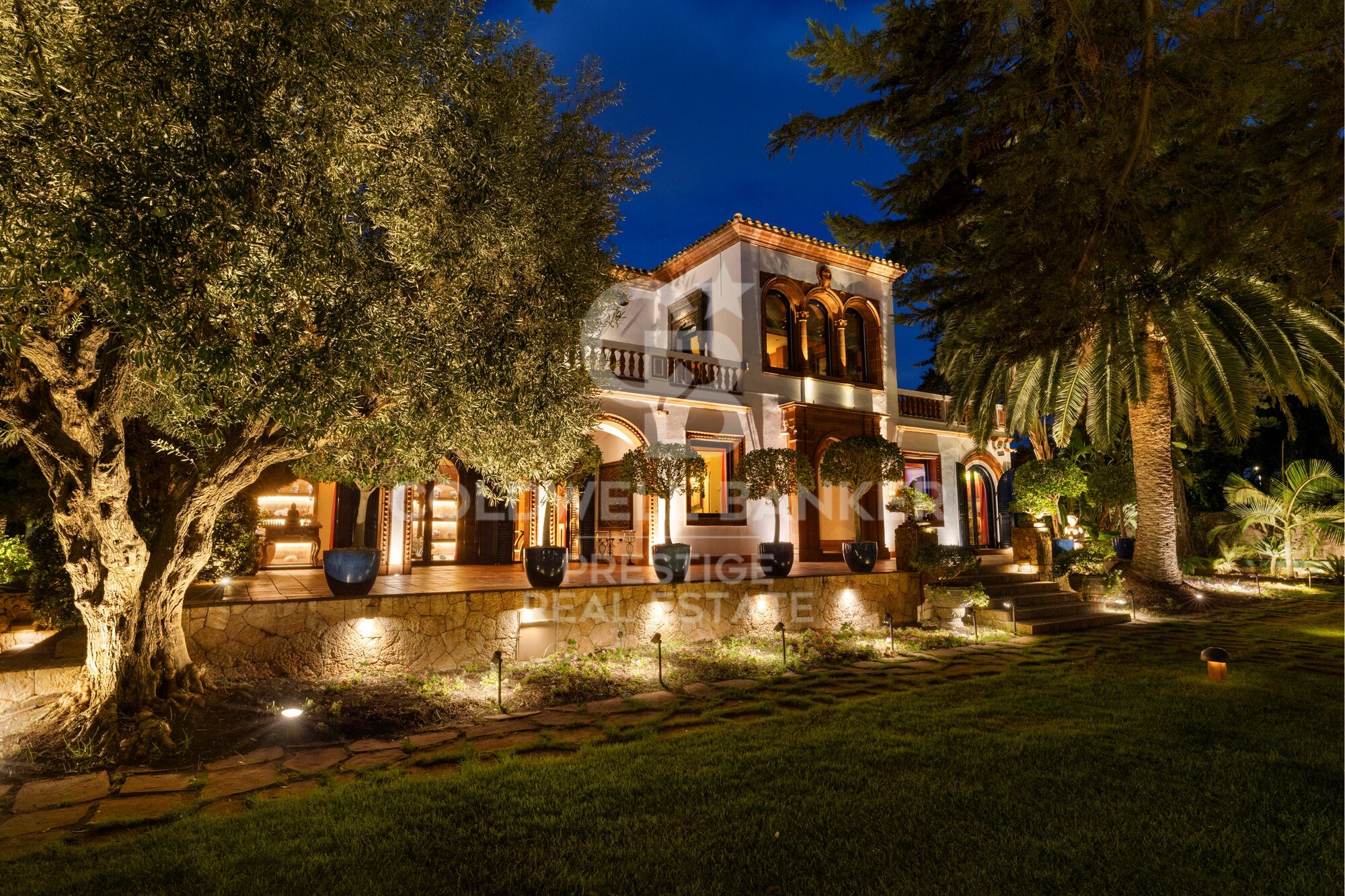 Emblematische neoklassizistische Villa in Terramar mit Gästehaus und traumhaftem Garten