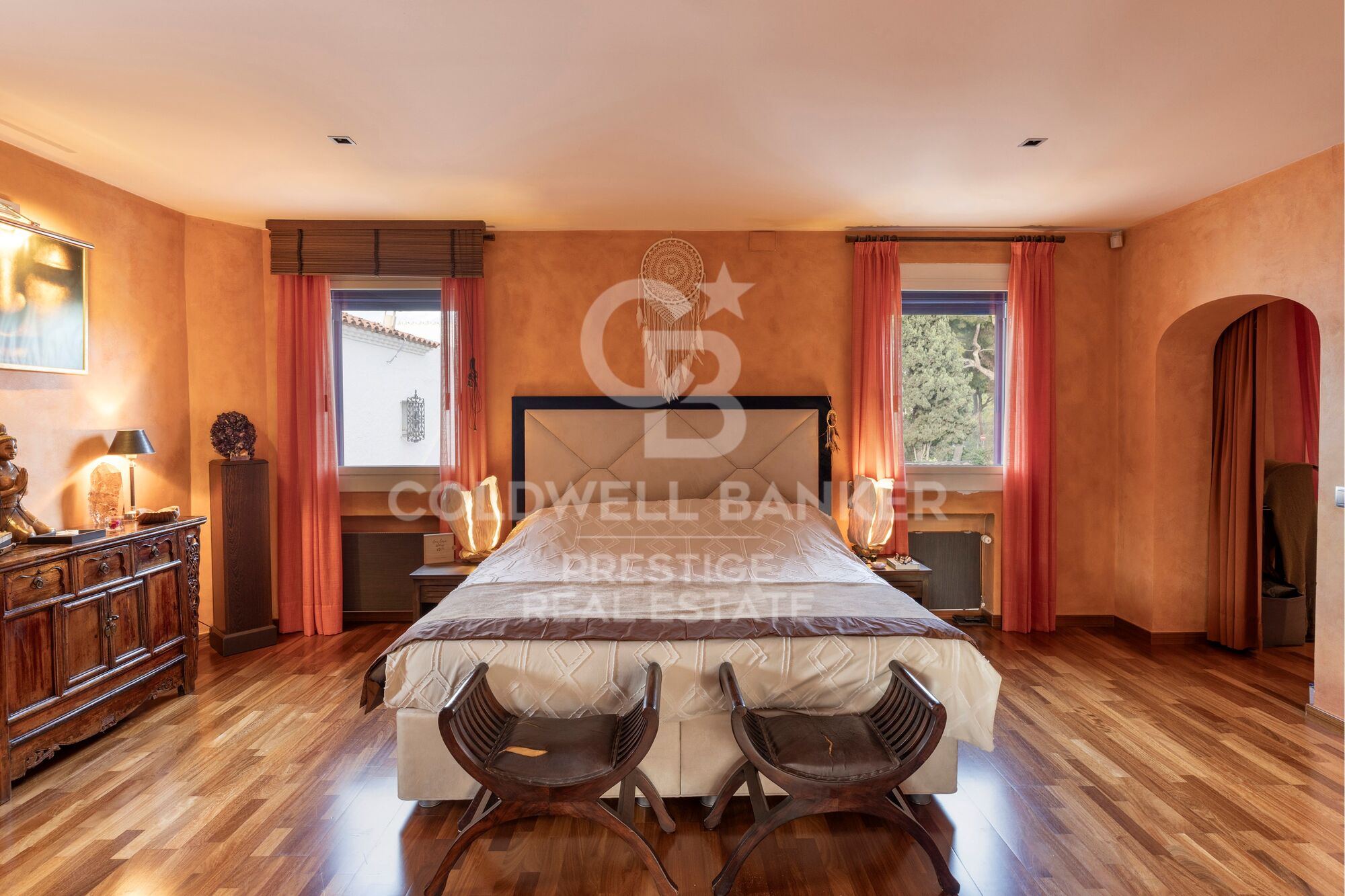 Emblematische neoklassizistische Villa in Terramar mit Gästehaus und traumhaftem Garten