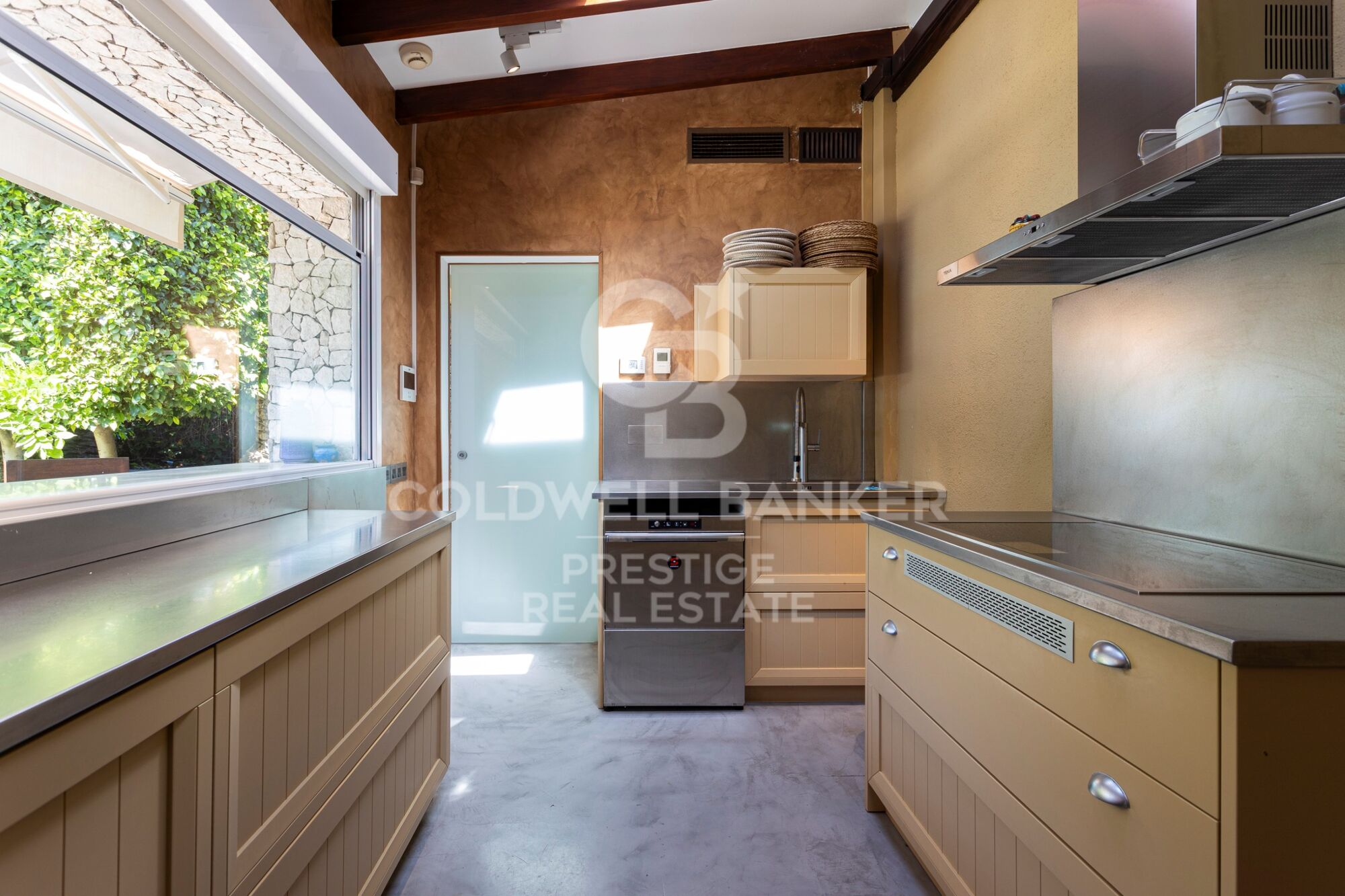 Maison néoclassique à Terramar avec maison d'invités et jardin exceptionnel