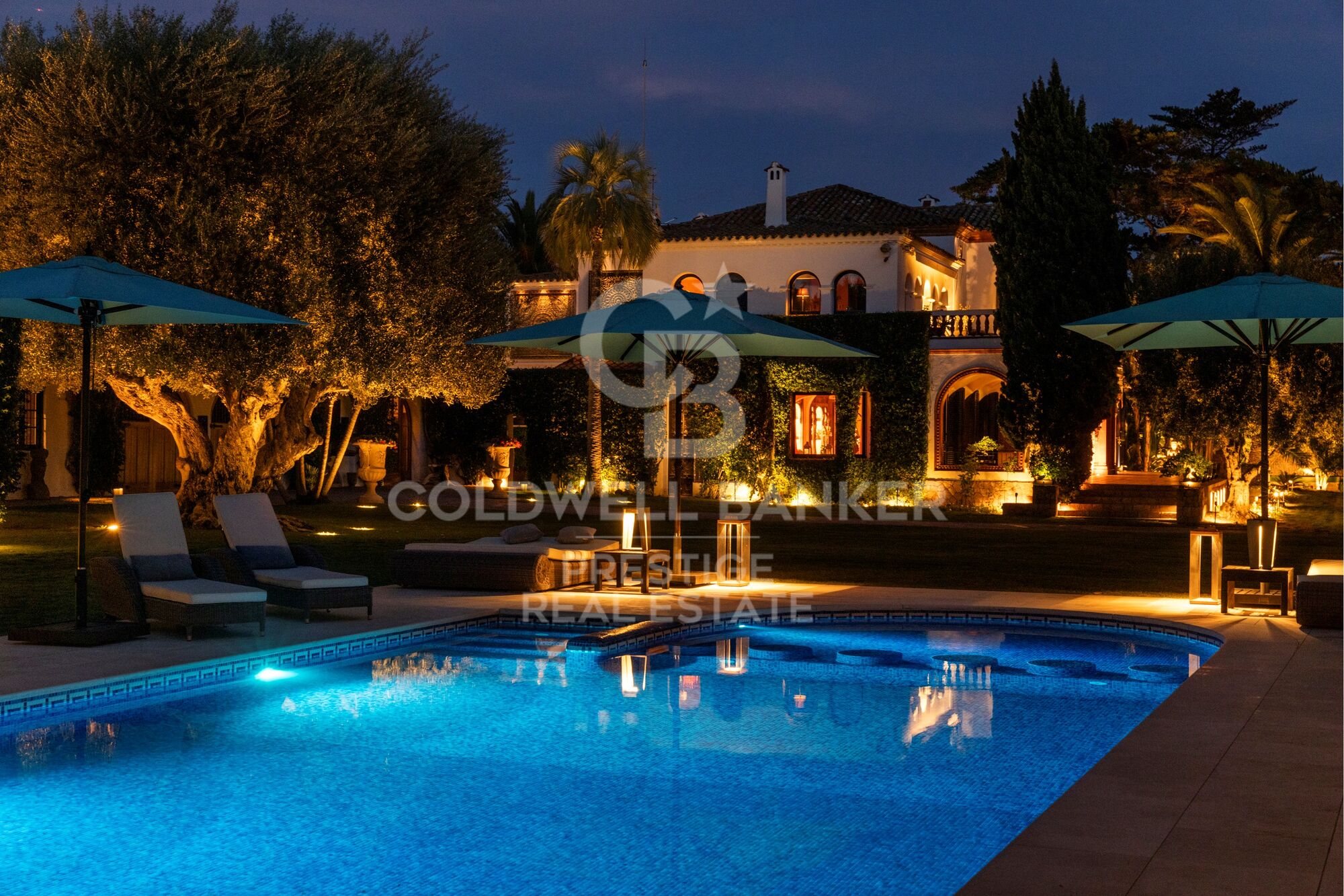Emblematische neoklassizistische Villa in Terramar mit Gästehaus und traumhaftem Garten