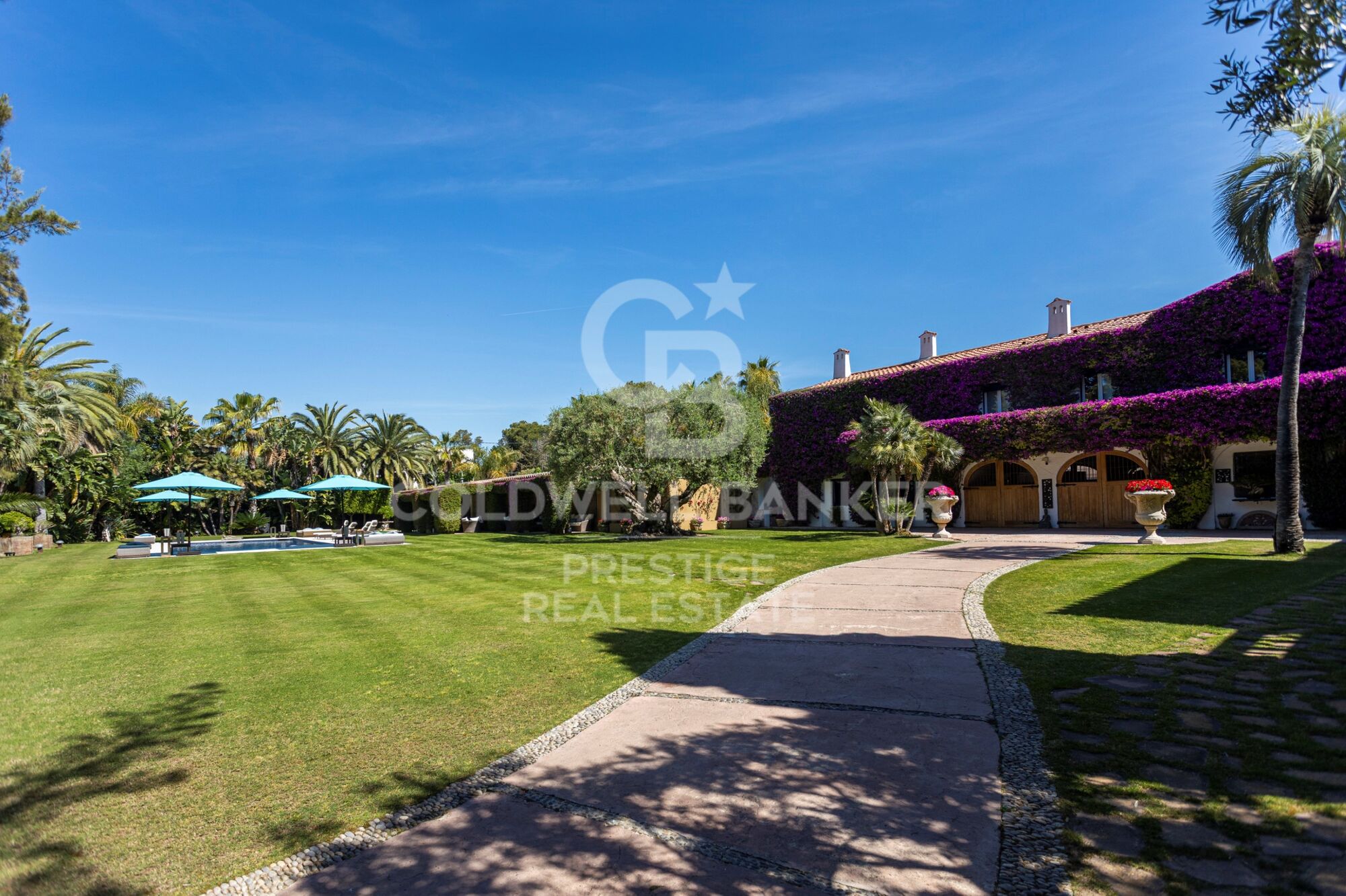 Emblematische neoklassizistische Villa in Terramar mit Gästehaus und traumhaftem Garten