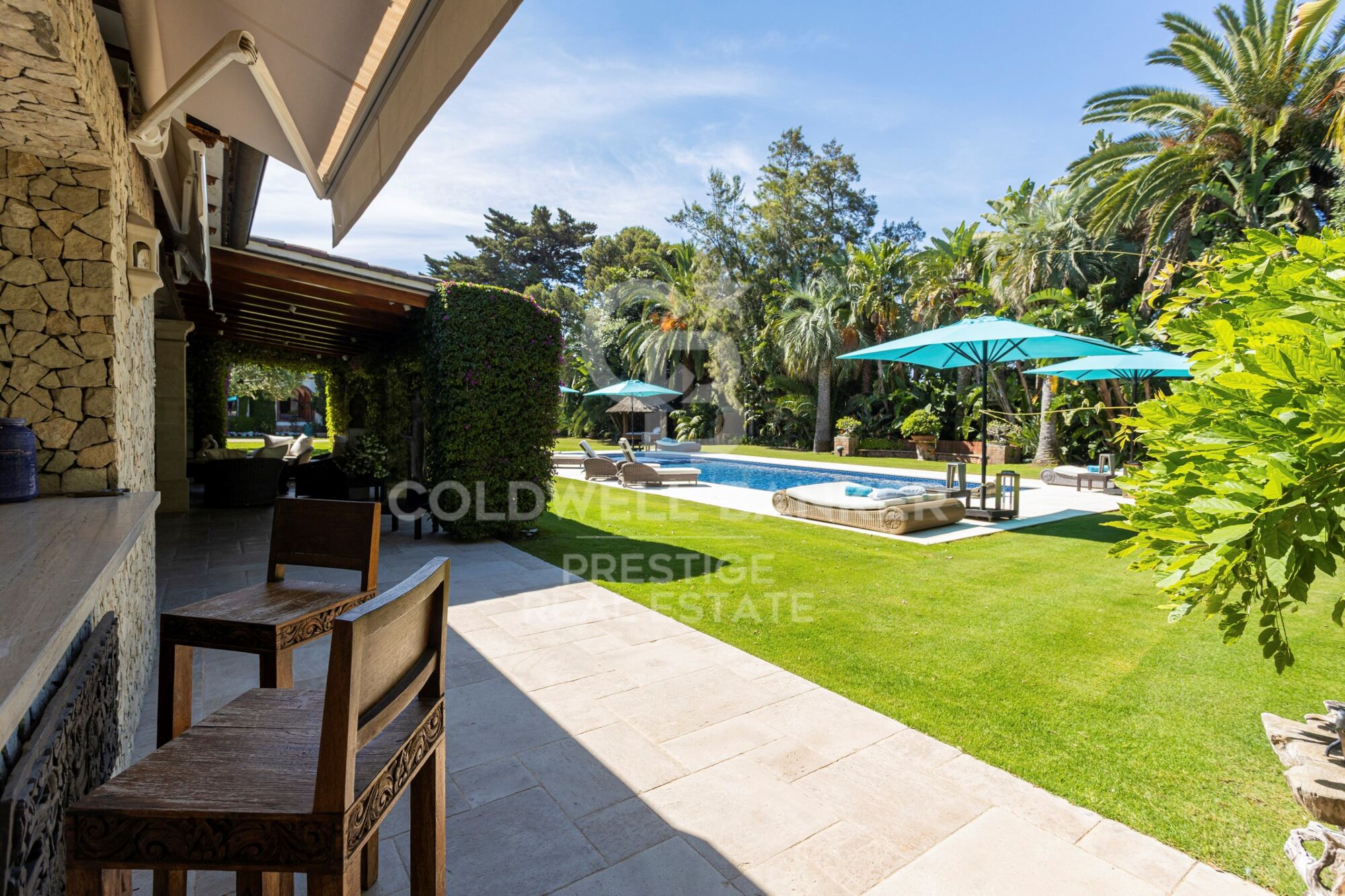 Emblematische neoklassizistische Villa in Terramar mit Gästehaus und traumhaftem Garten