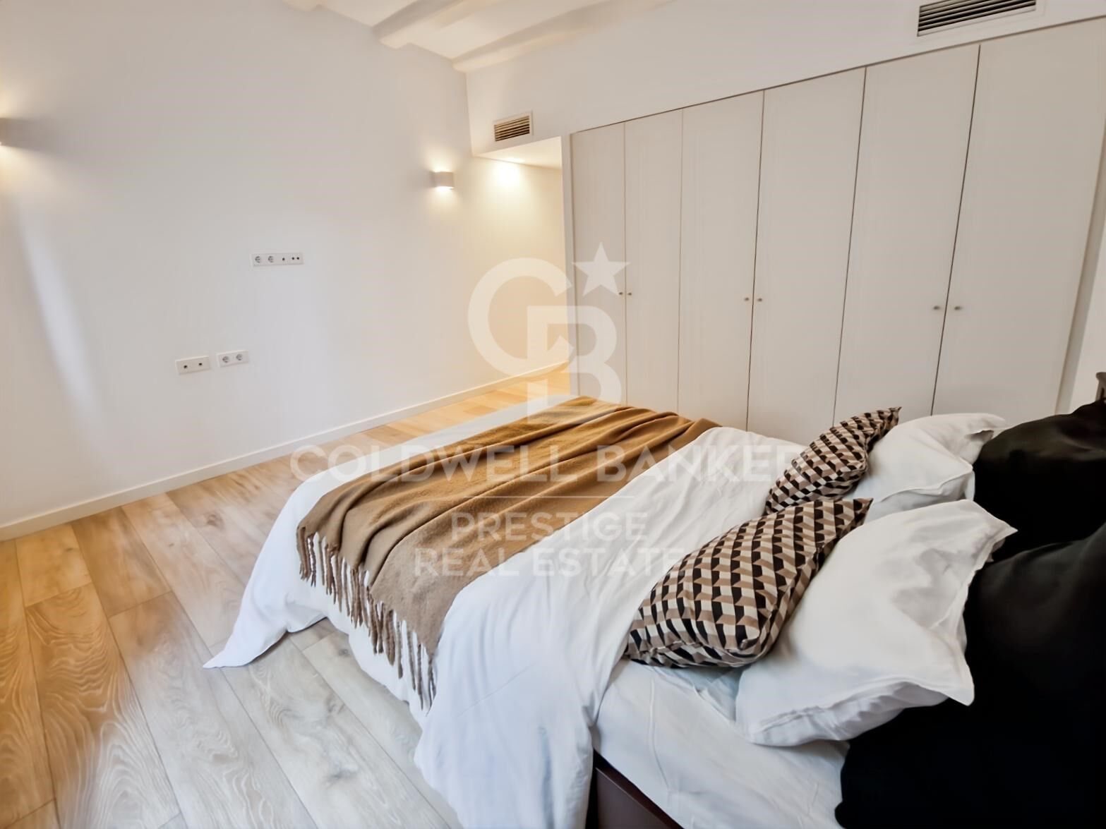 Luxury penthouse with private terrace in the heart of the Gothic Quarter.
