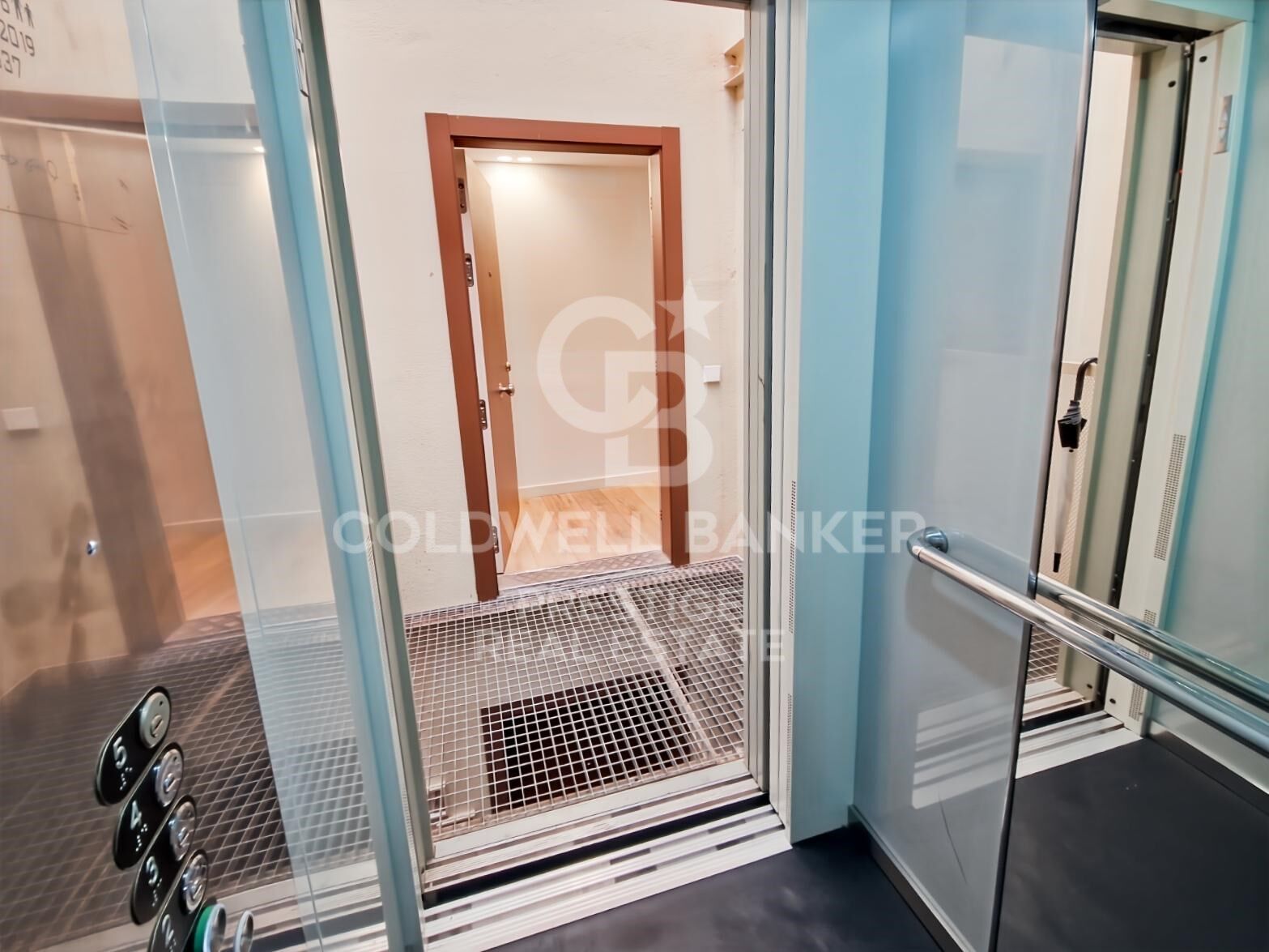 Ático de lujo con terraza privada en el corazón del Barrio Gótico.