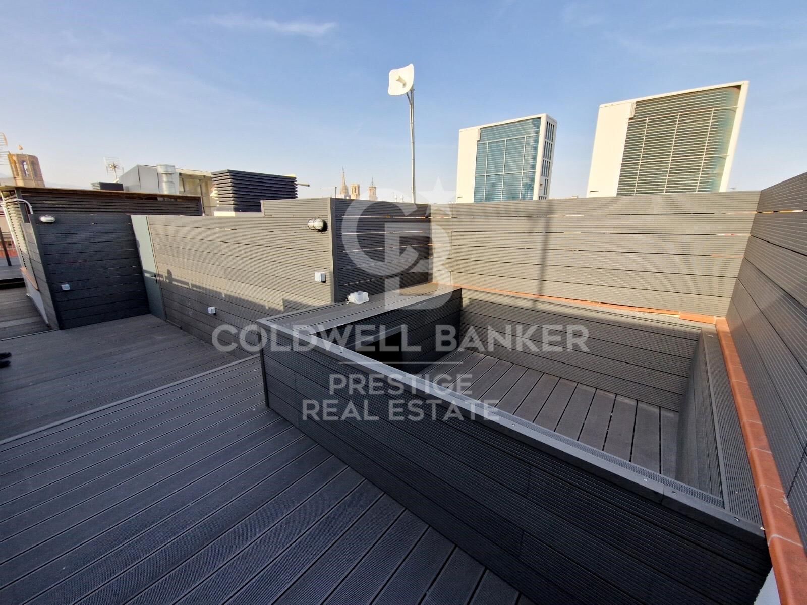 Luxury penthouse with private terrace in the heart of the Gothic Quarter.