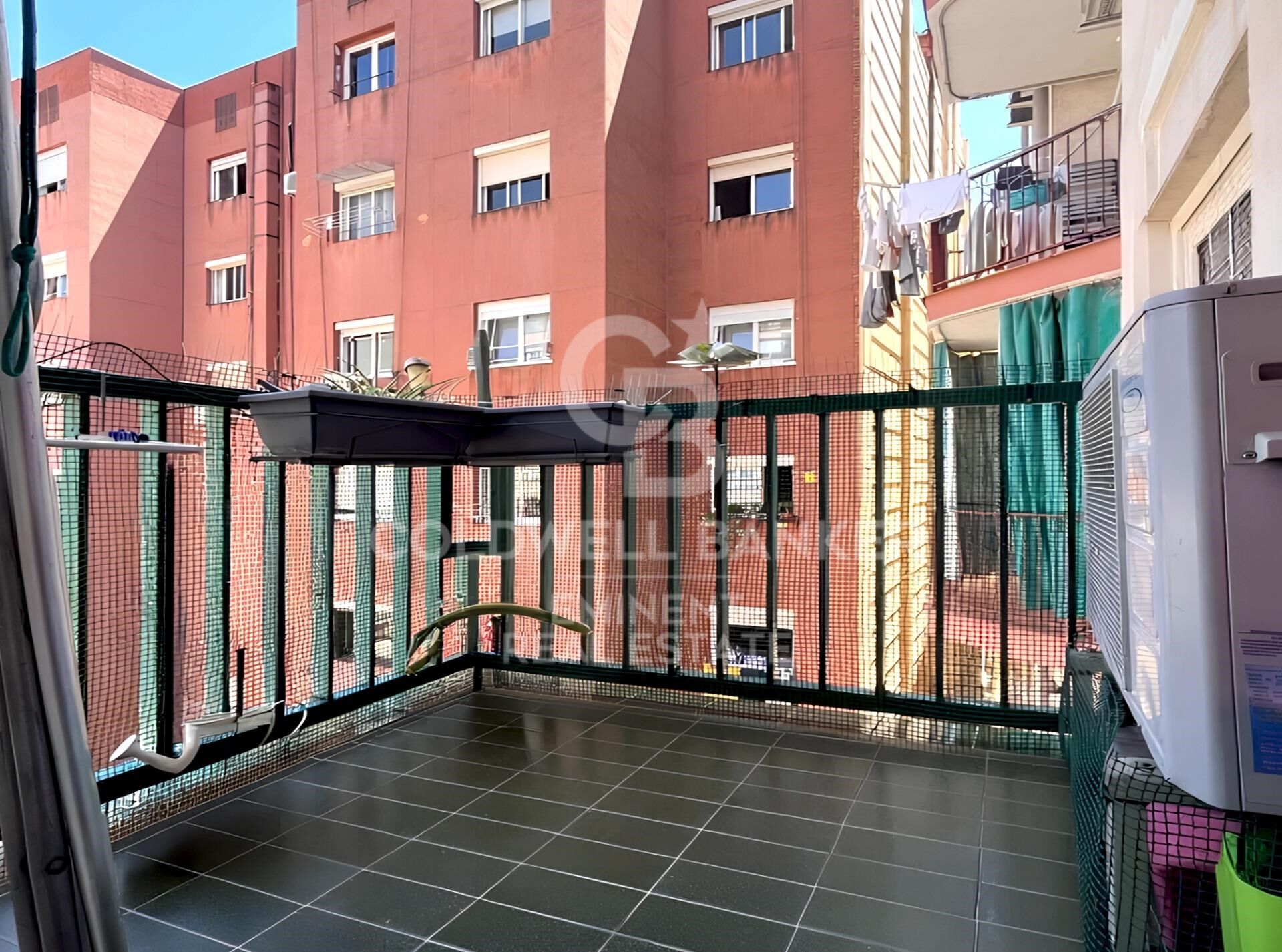Maison familiale spacieuse avec balcon et parking disponible