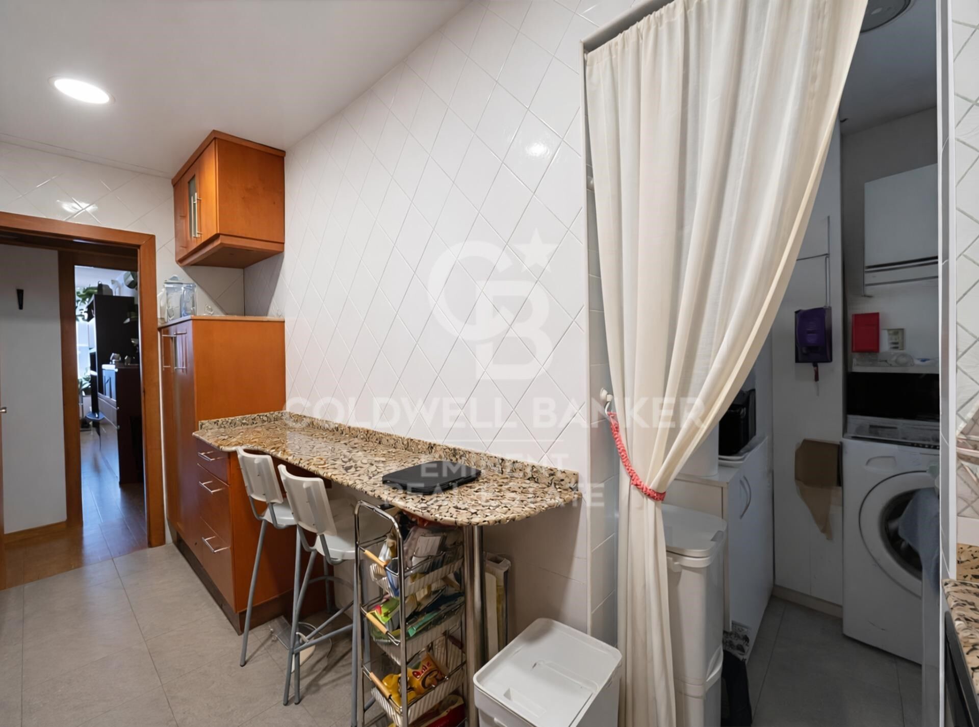 Maison familiale spacieuse avec balcon et parking disponible