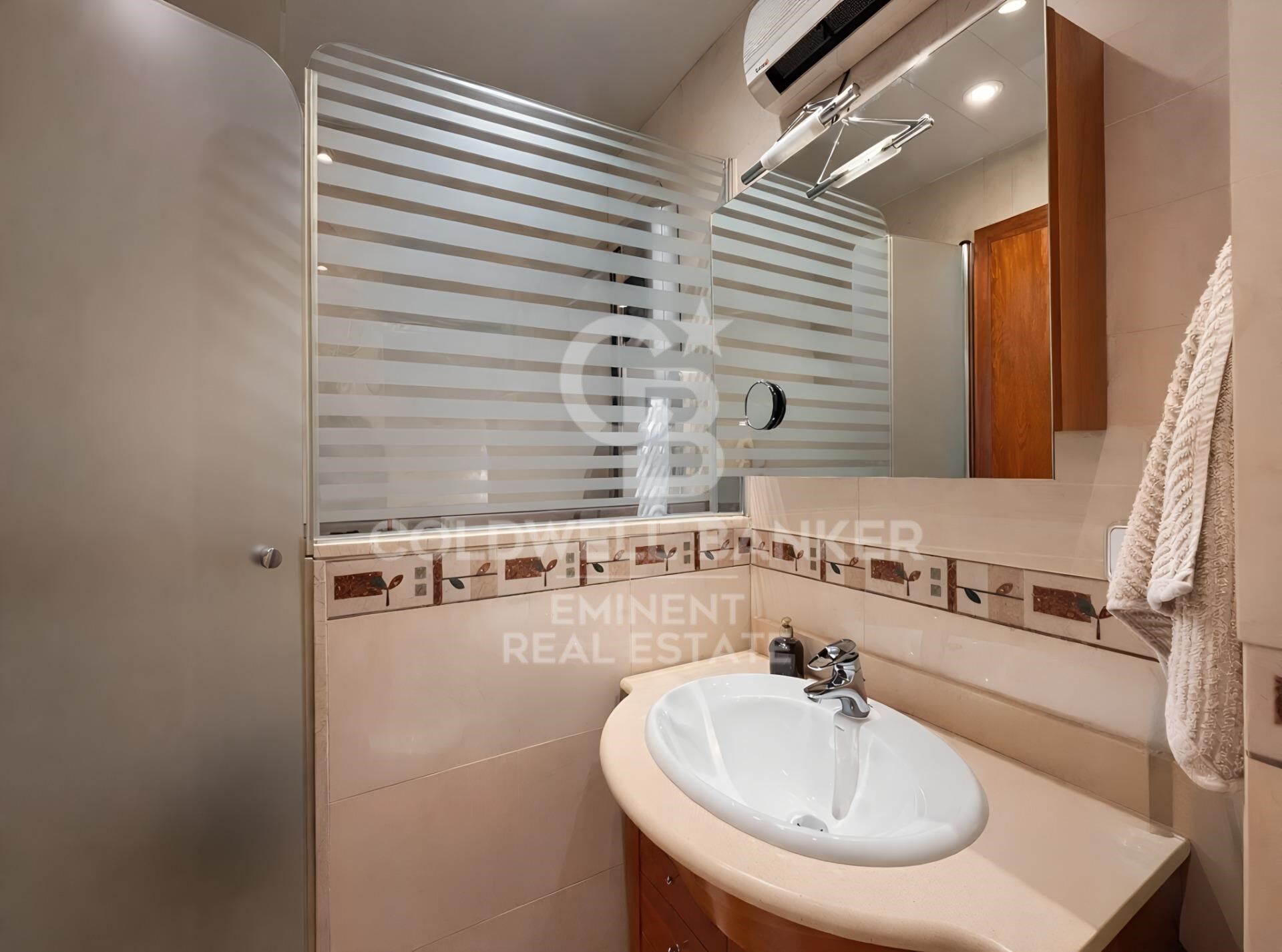Maison familiale spacieuse avec balcon et parking disponible