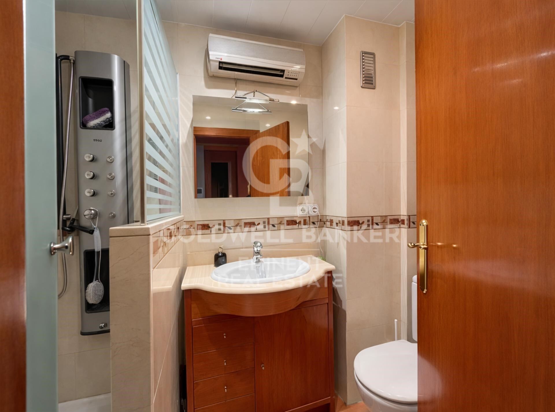 Maison familiale spacieuse avec balcon et parking disponible
